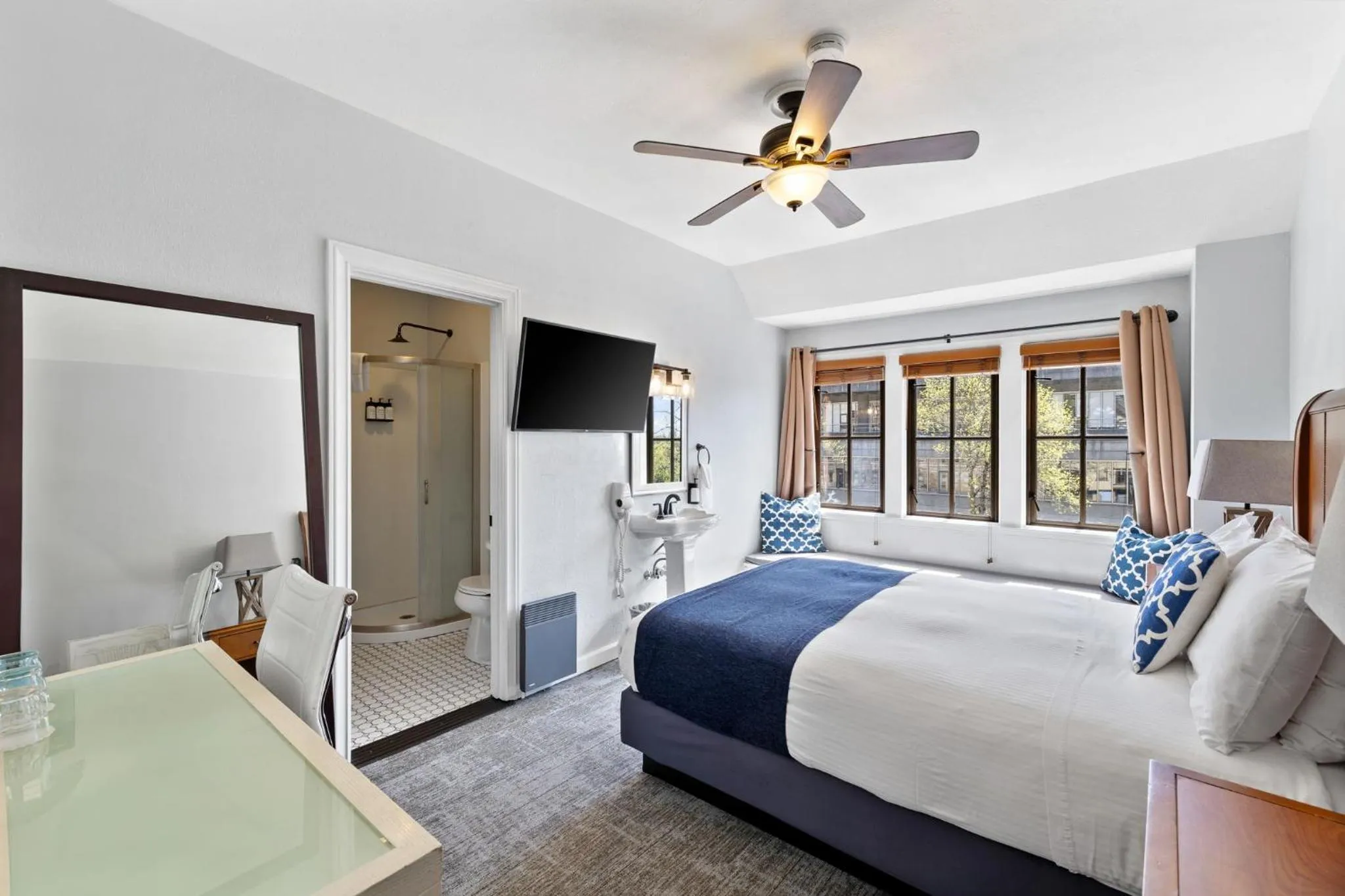 Bedroom, Bed in College Inn Hotel