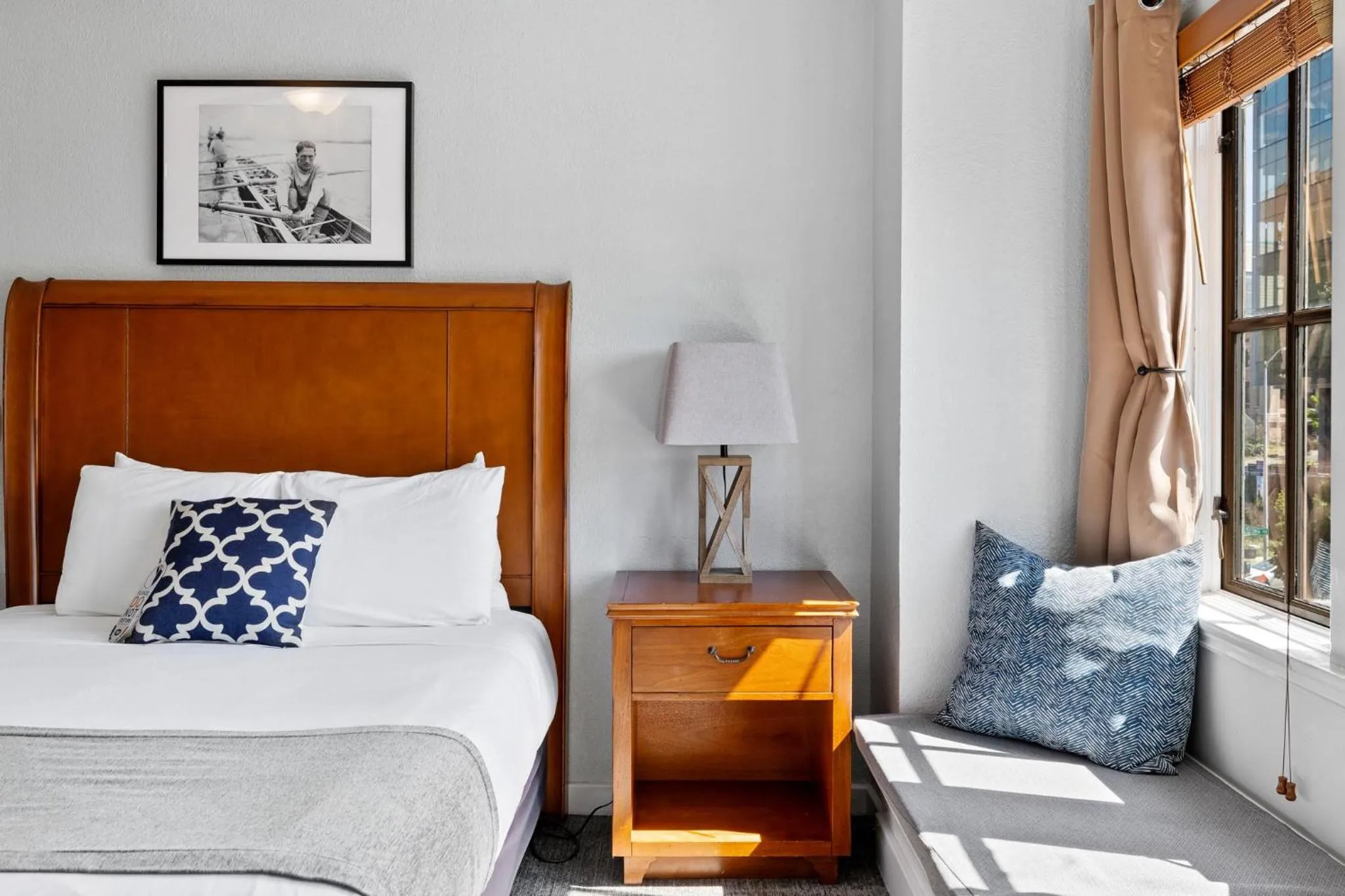 Bedroom, Bed in College Inn Hotel