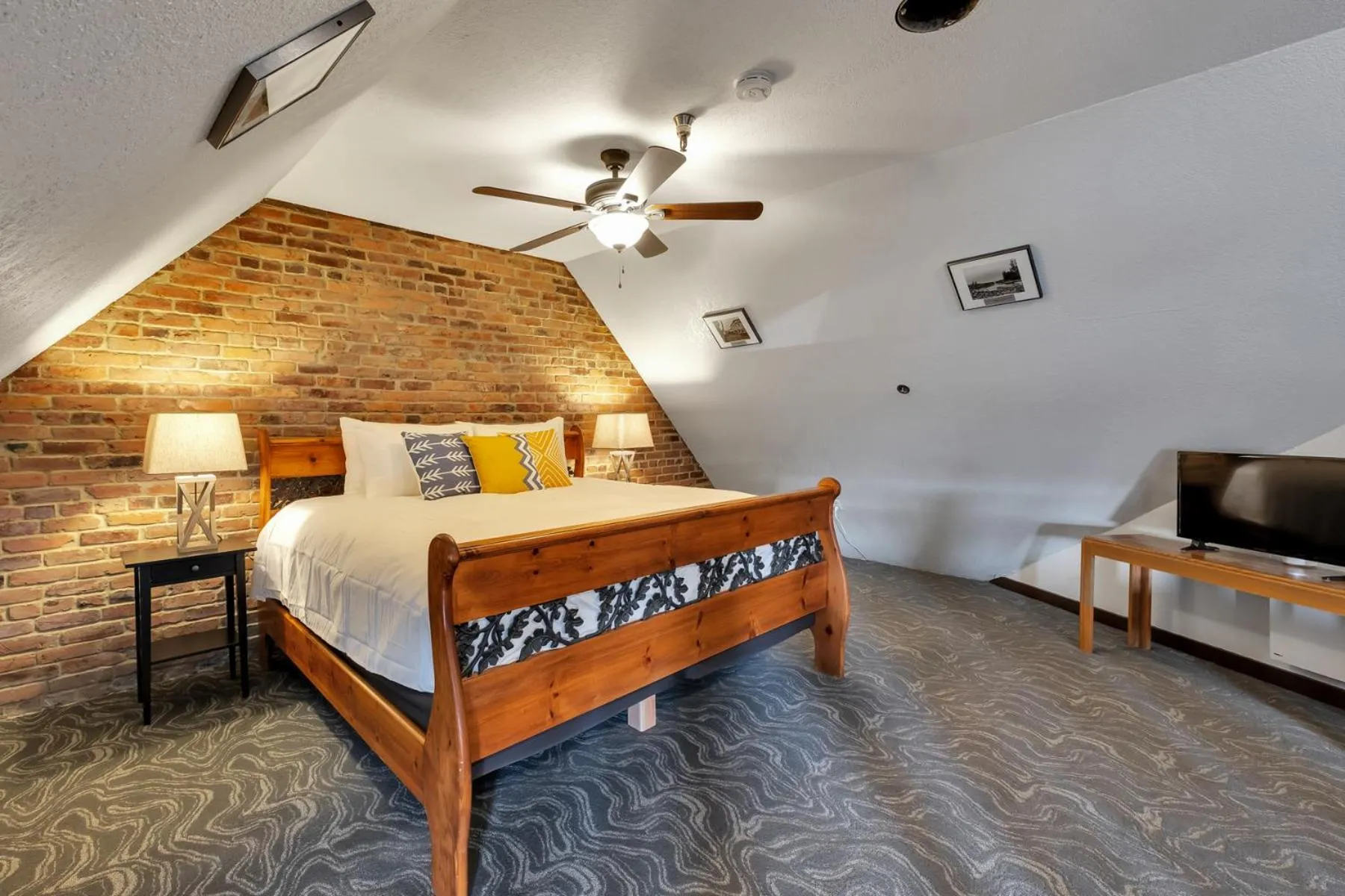 Bedroom, Bed in College Inn Hotel