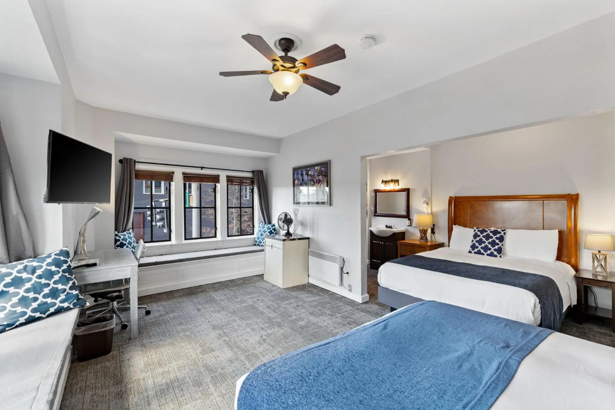 Bedroom, Bed in College Inn Hotel