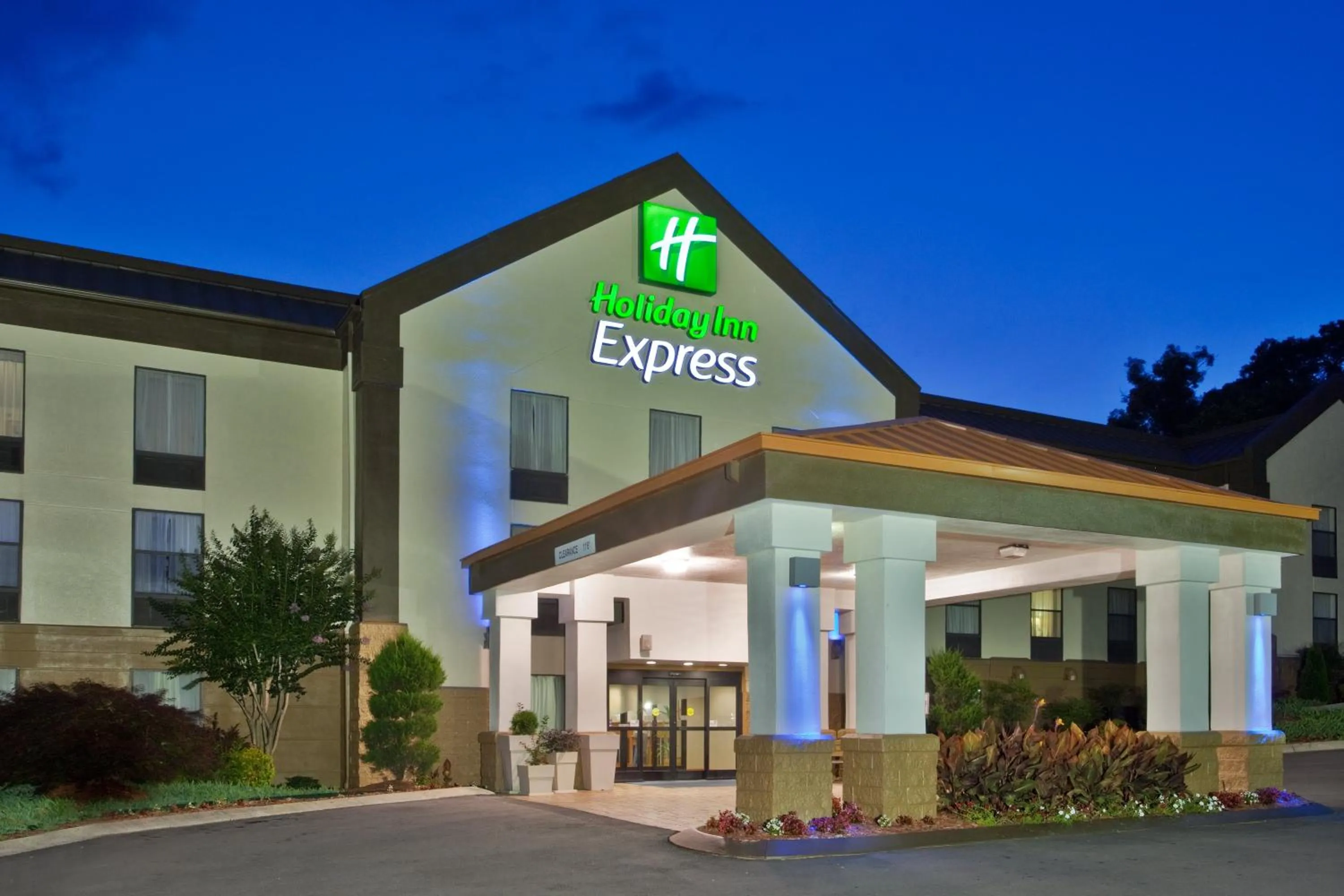 Property building in Holiday Inn Express Hotel & Suites Kimball