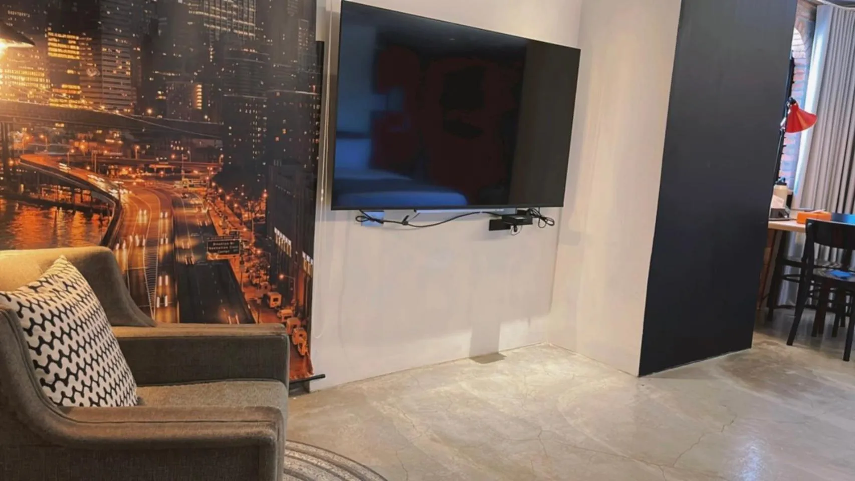 TV and multimedia in Chill Roof Hotel