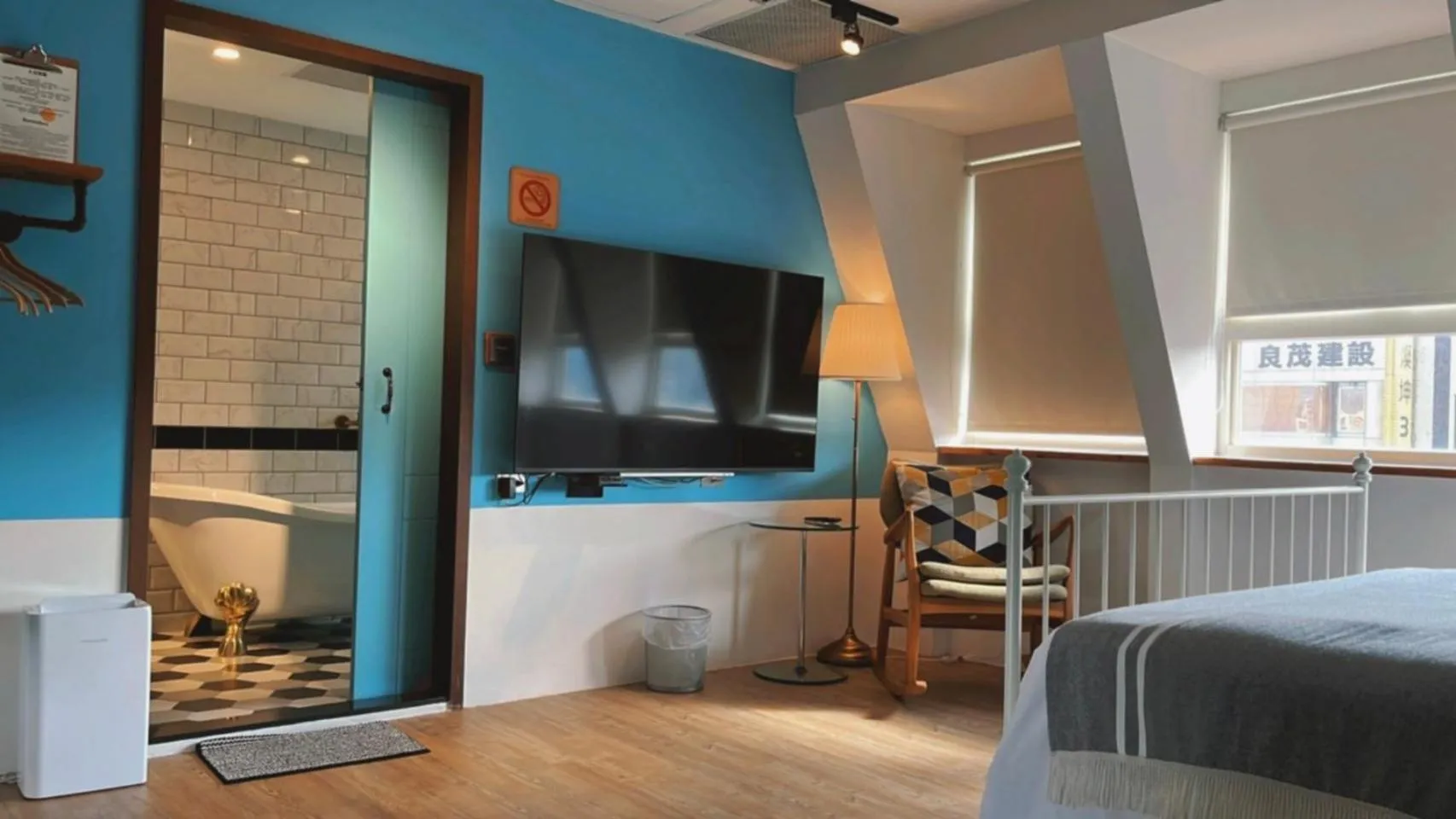 TV and multimedia, Bed in Chill Roof Hotel