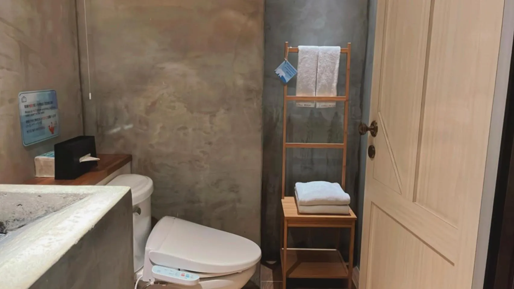 Toilet in Chill Roof Hotel