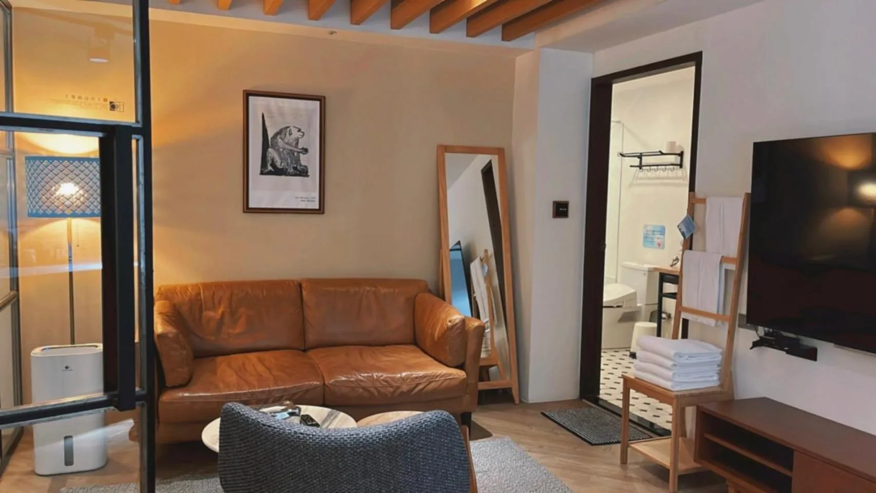 TV and multimedia in Chill Roof Hotel