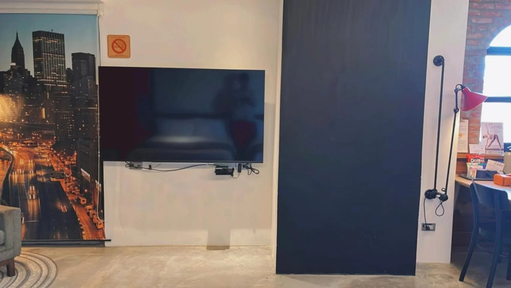 TV and multimedia in Chill Roof Hotel