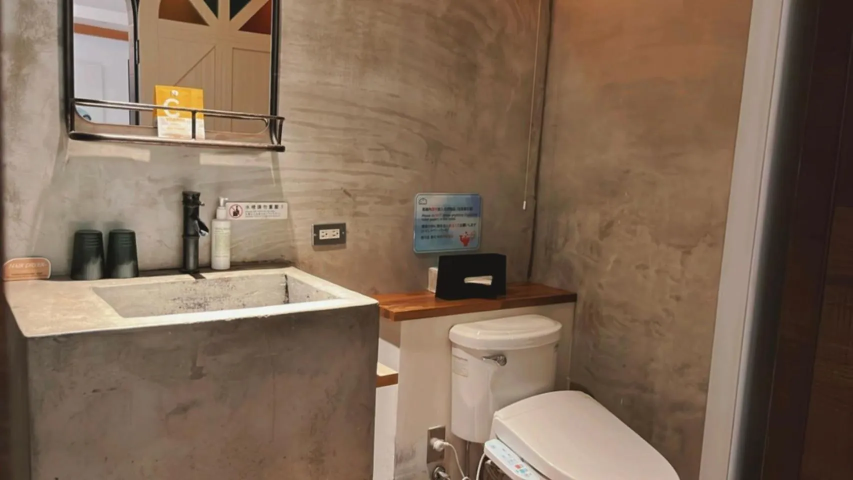 Toilet in Chill Roof Hotel