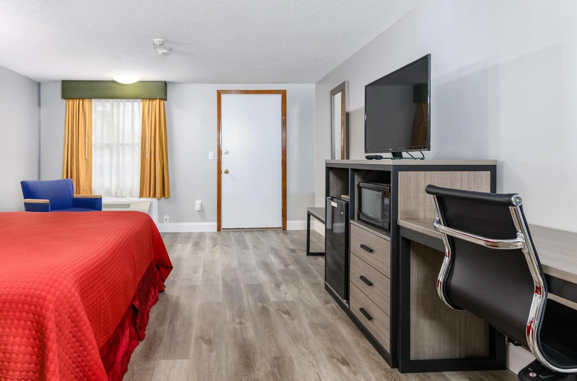 TV and multimedia in Captains Quarters Motel & Conference Center