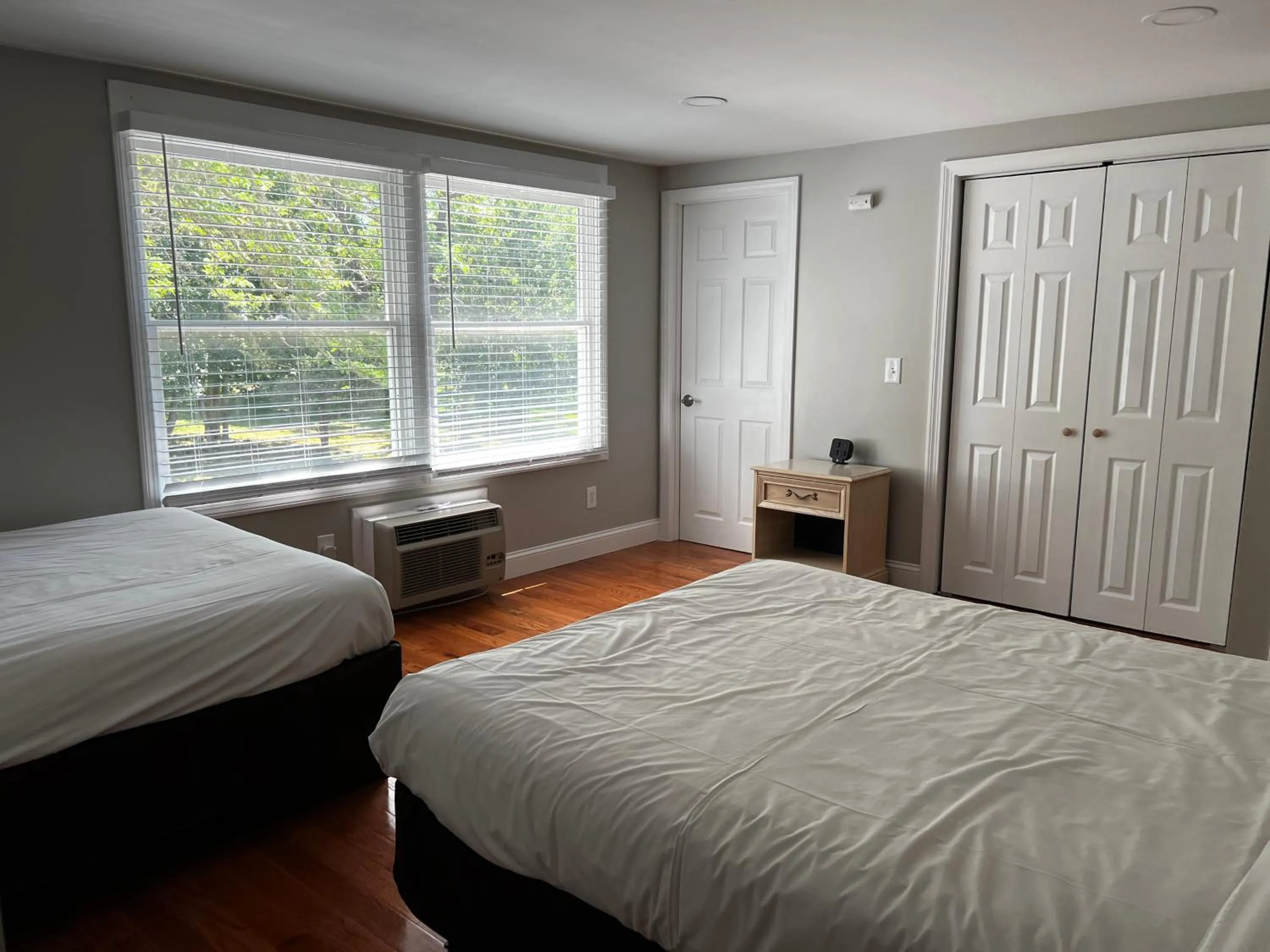 Bed in Captains Quarters Motel & Conference Center
