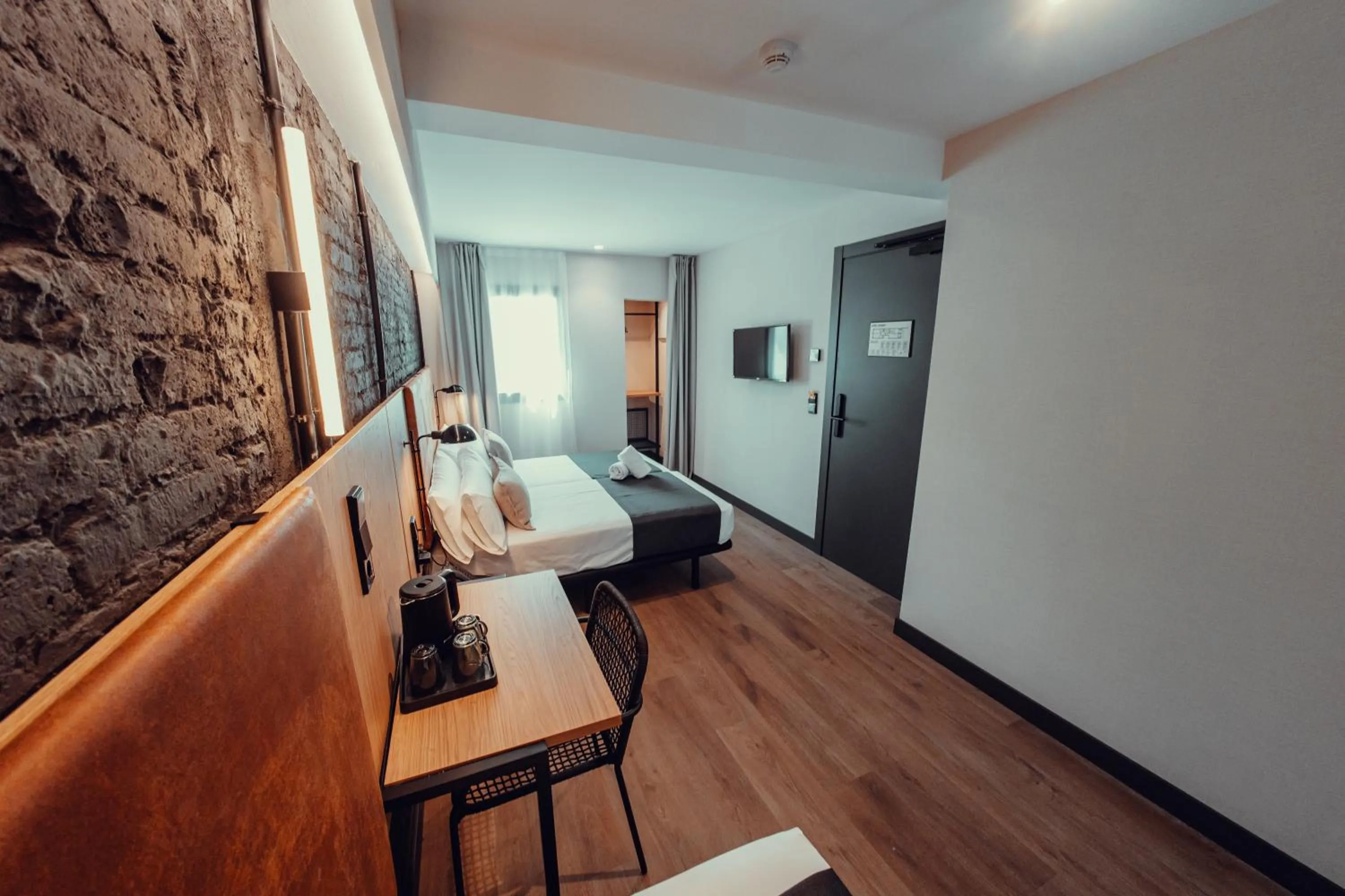 Photo of the whole room, Bed in Hotel Transit