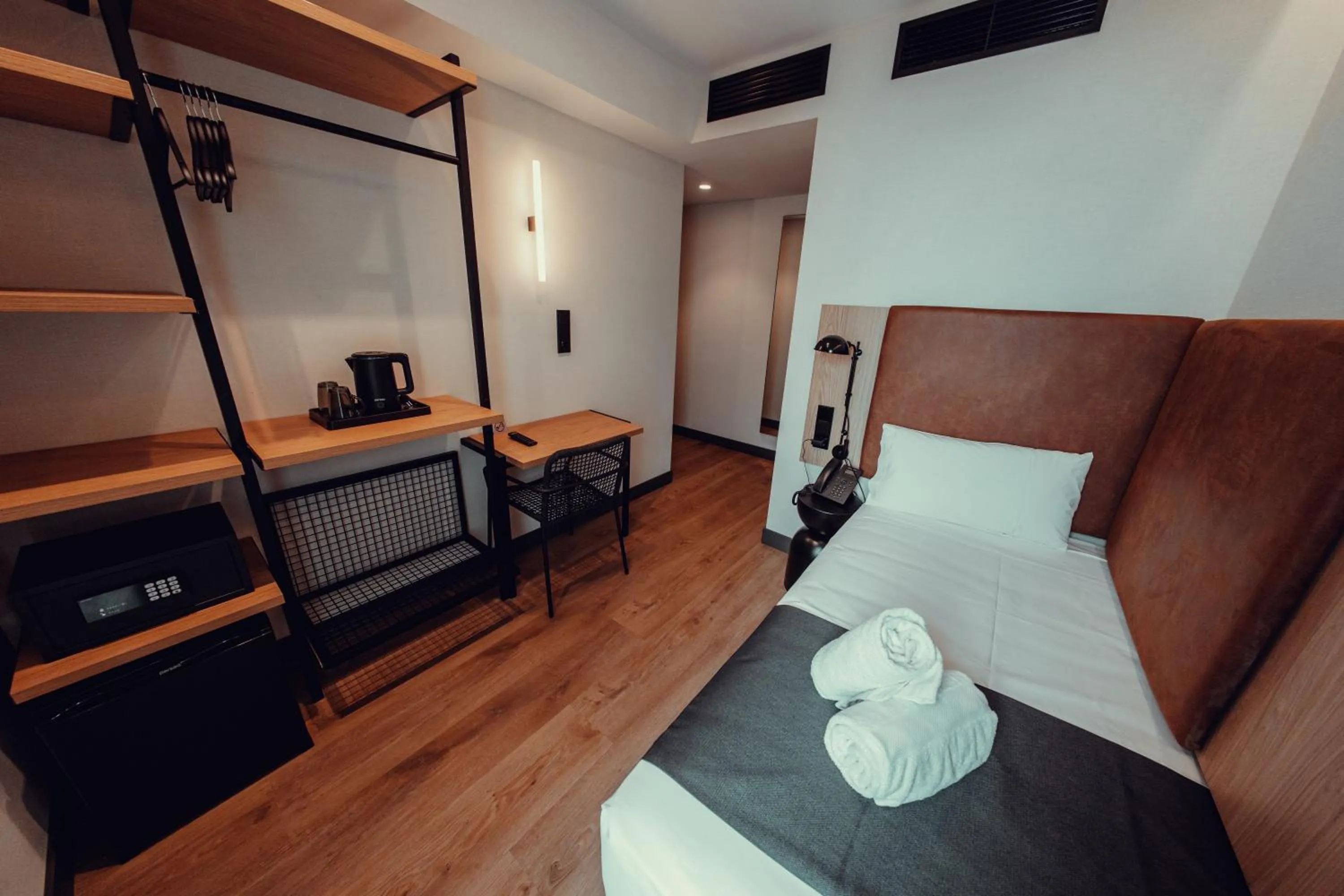 Photo of the whole room, Bed in Hotel Transit