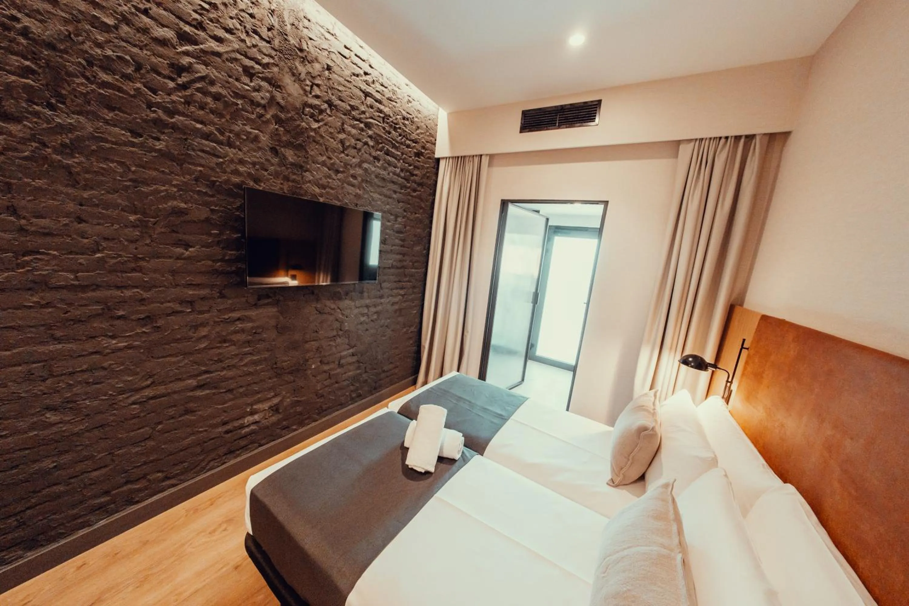 Photo of the whole room, Bed in Hotel Transit