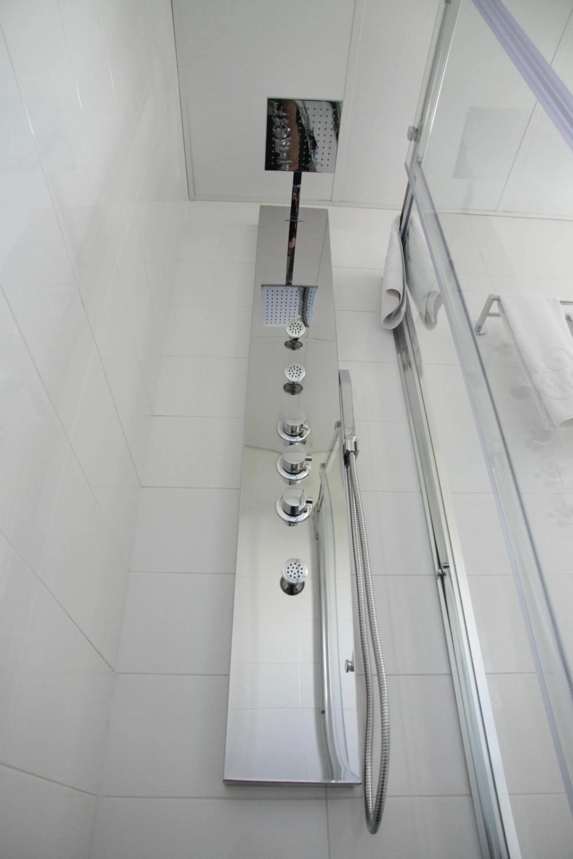 Shower in Parrots Sitges Hotel