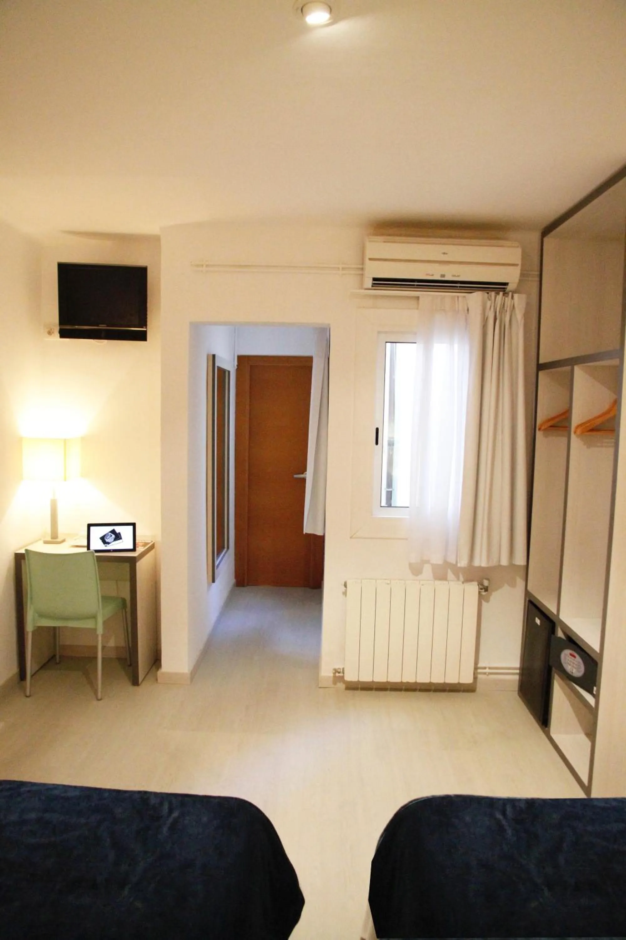 Photo of the whole room, Bed in Parrots Sitges Hotel