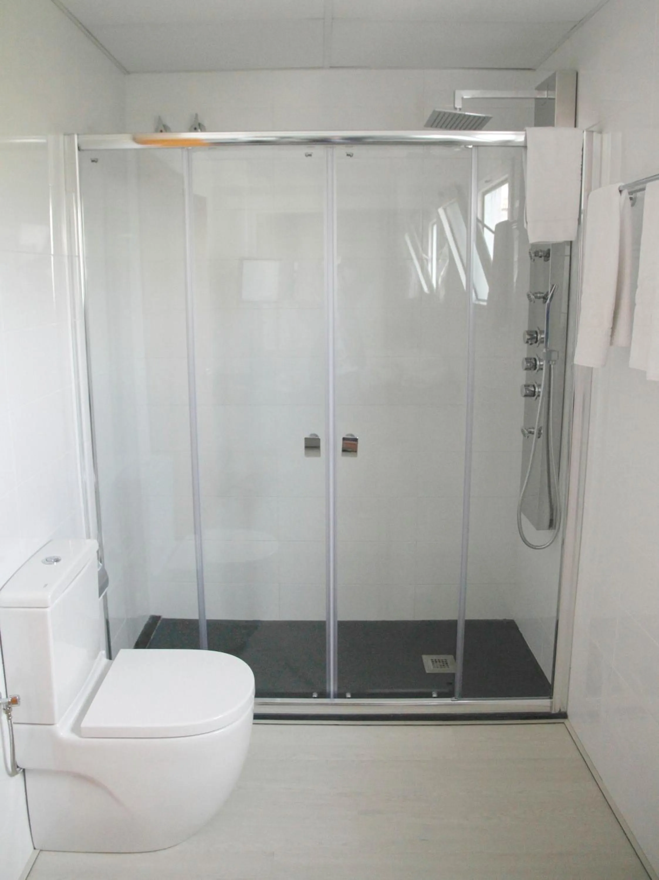 Shower in Parrots Sitges Hotel