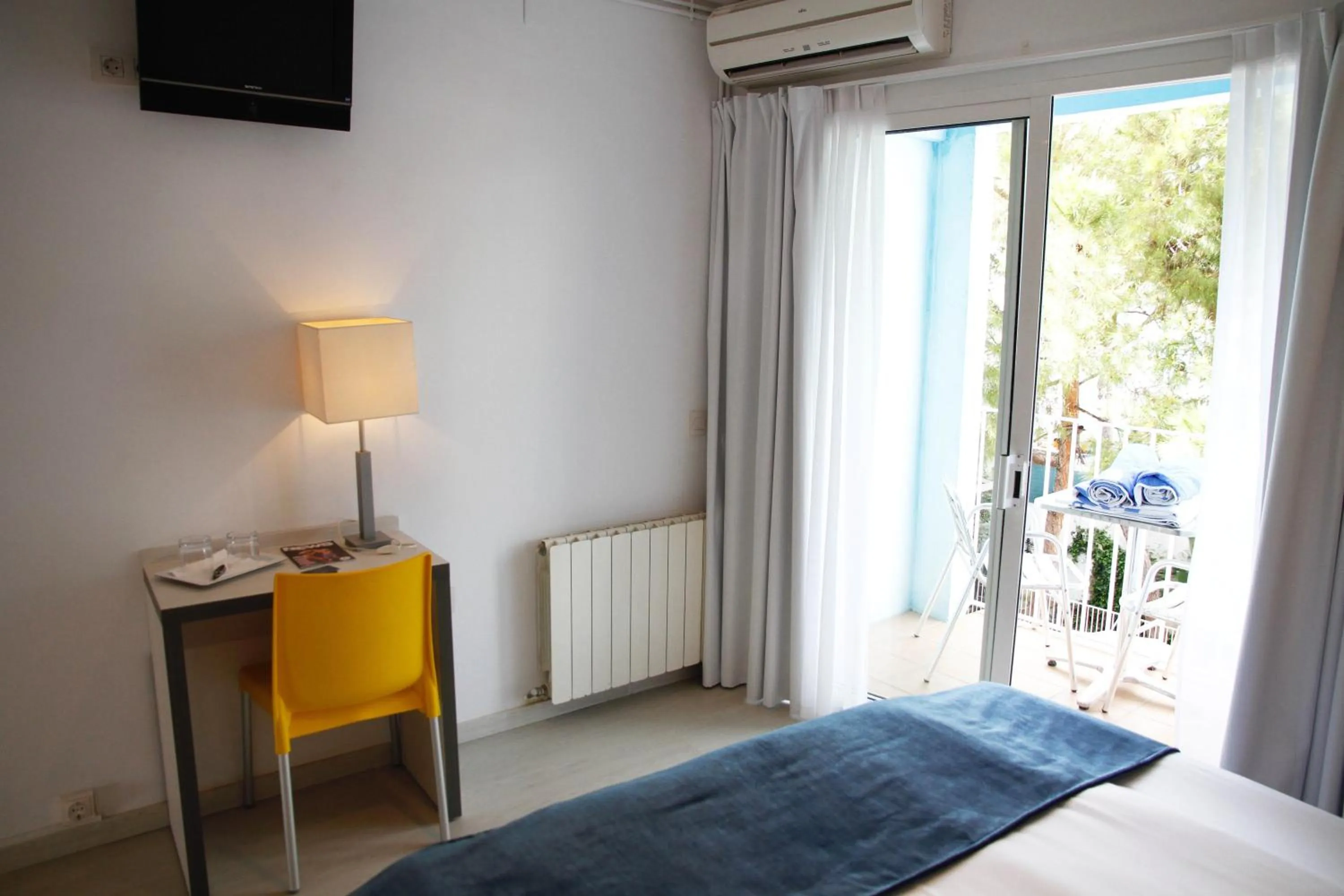 View (from property/room), Bed in Parrots Sitges Hotel