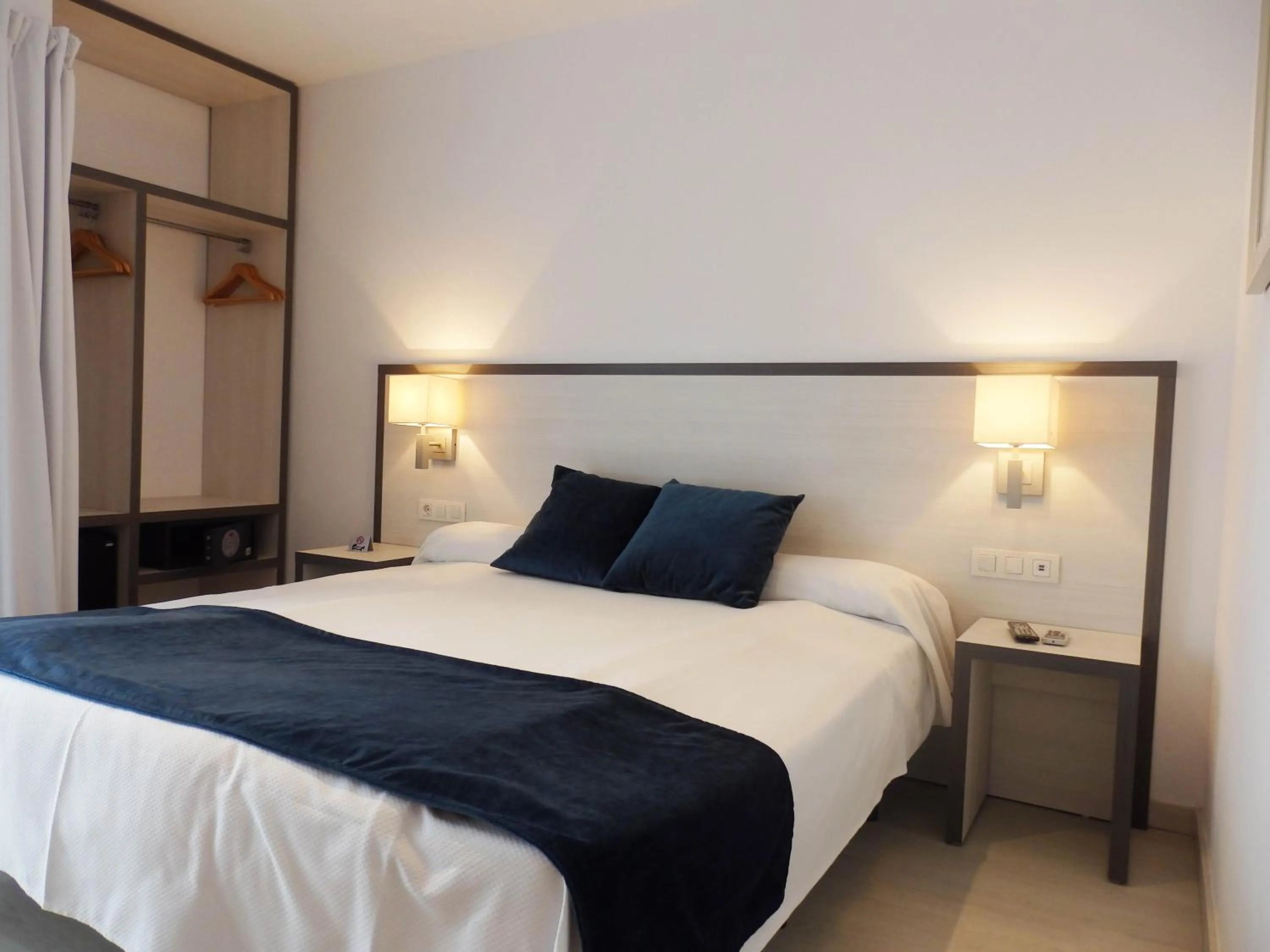 Photo of the whole room, Bed in Parrots Sitges Hotel