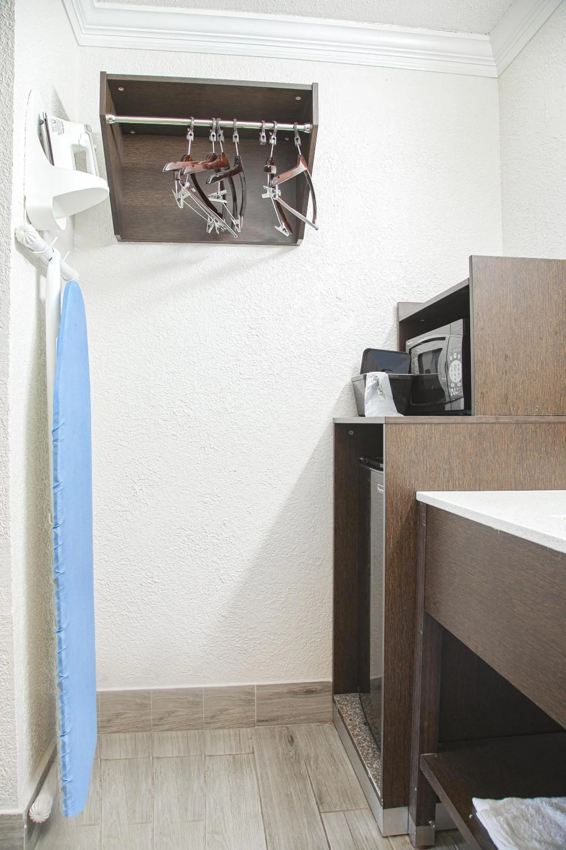 minibar, TV/Entertainment Center in My Homes Macon North I-75 By OYO