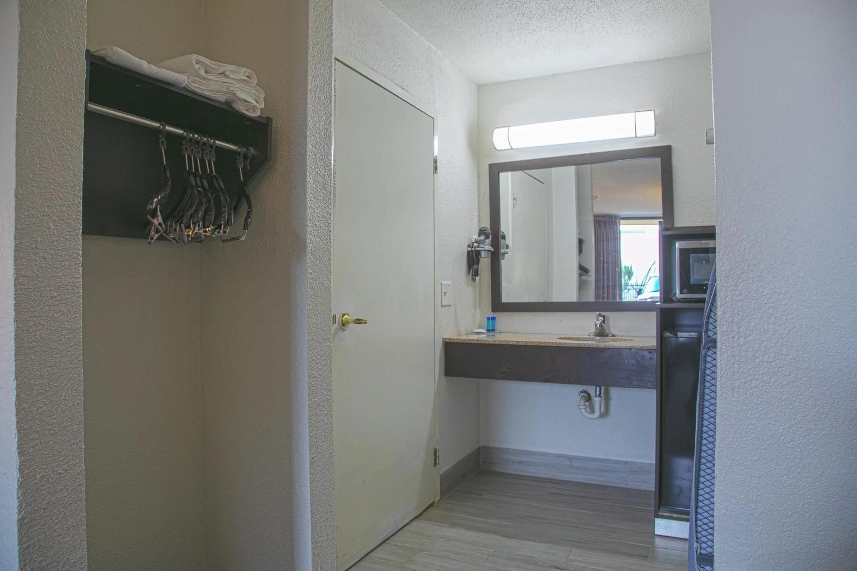 Bathroom, TV/Entertainment Center in My Homes Macon North I-75 By OYO