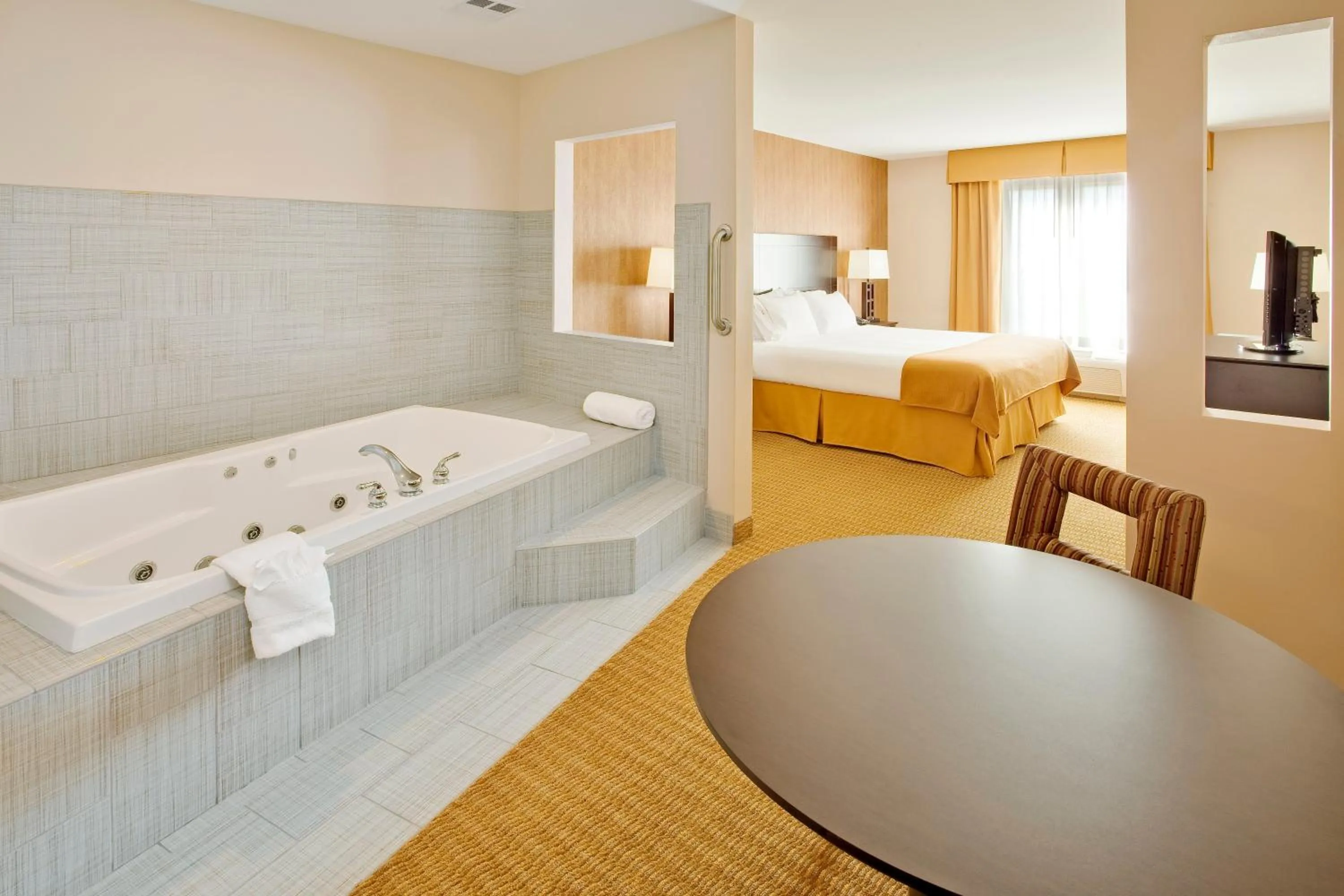 Bedroom, Bed in Holiday Inn Express Hotel & Suites Lebanon by IHG