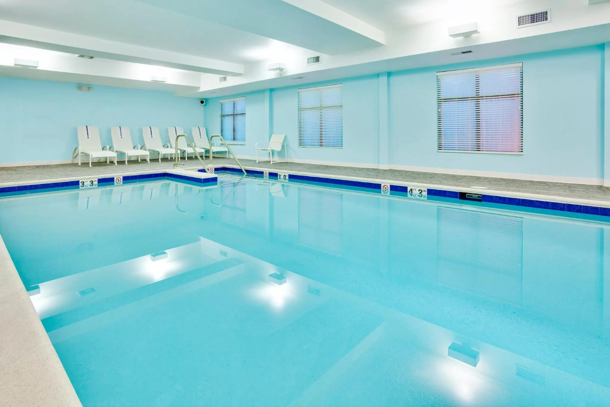 Swimming pool in Holiday Inn Express Hotel & Suites Lebanon by IHG