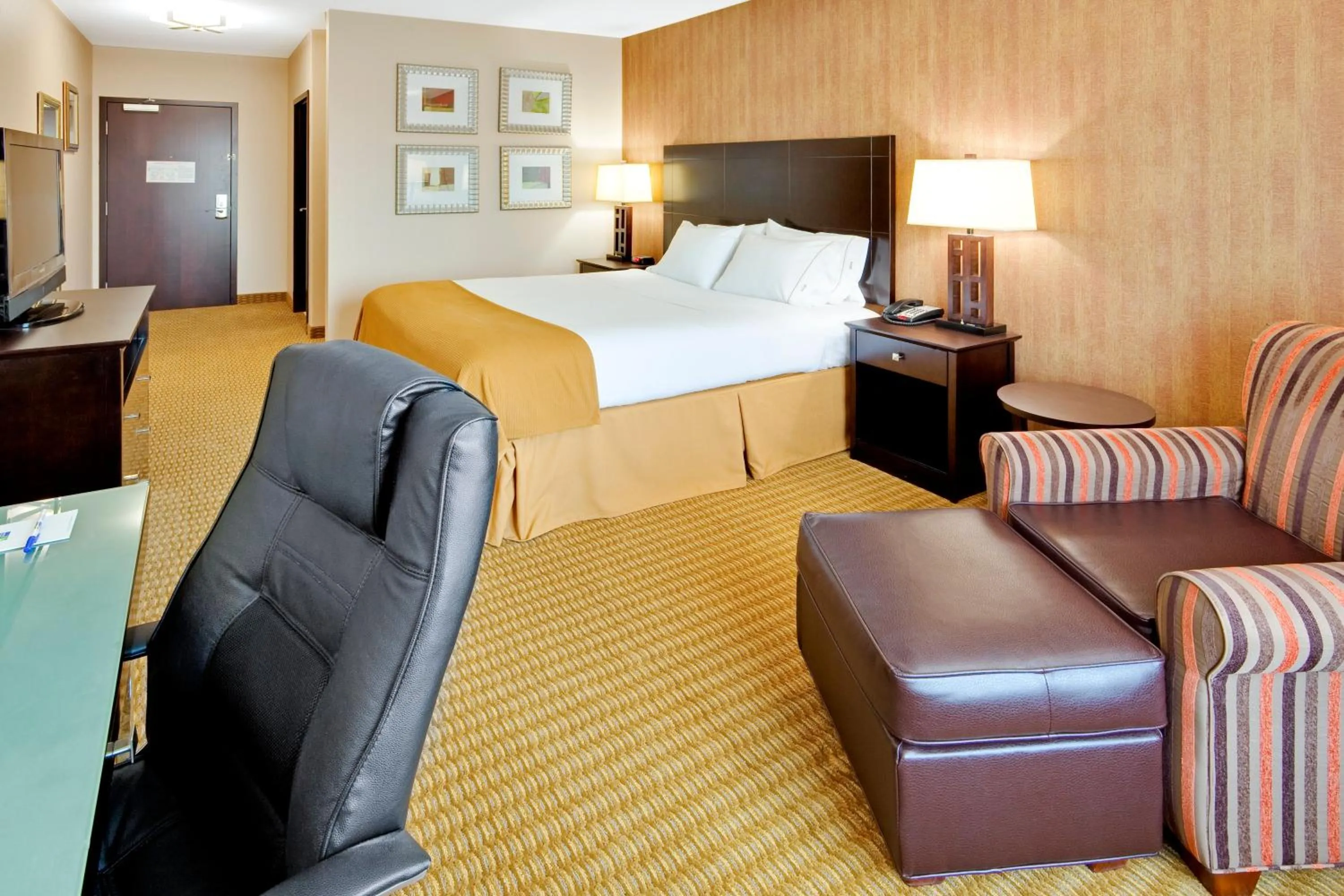 Photo of the whole room, Bed in Holiday Inn Express Hotel & Suites Lebanon by IHG