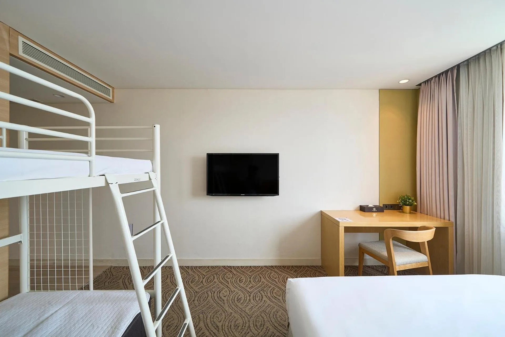 Photo of the whole room, Bed in Jeju Central City Hotel