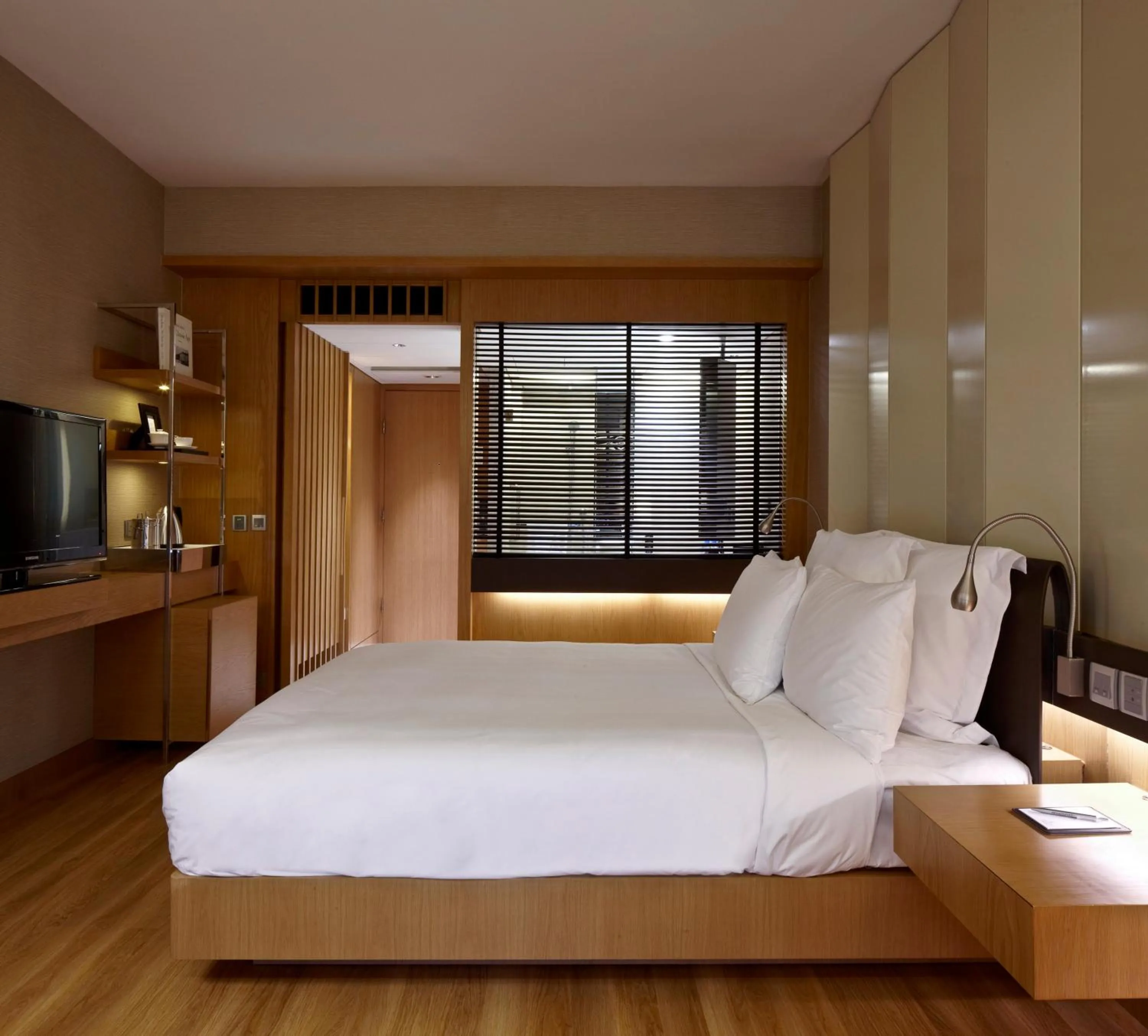 Bed in Renaissance Hong Kong Harbour View Hotel
