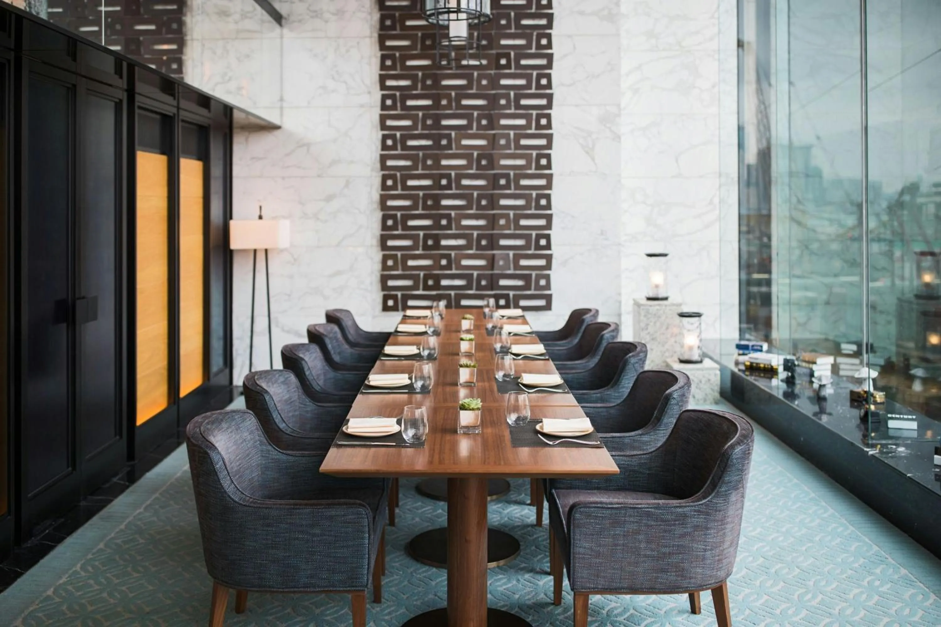 Lounge or bar in Renaissance Hong Kong Harbour View Hotel