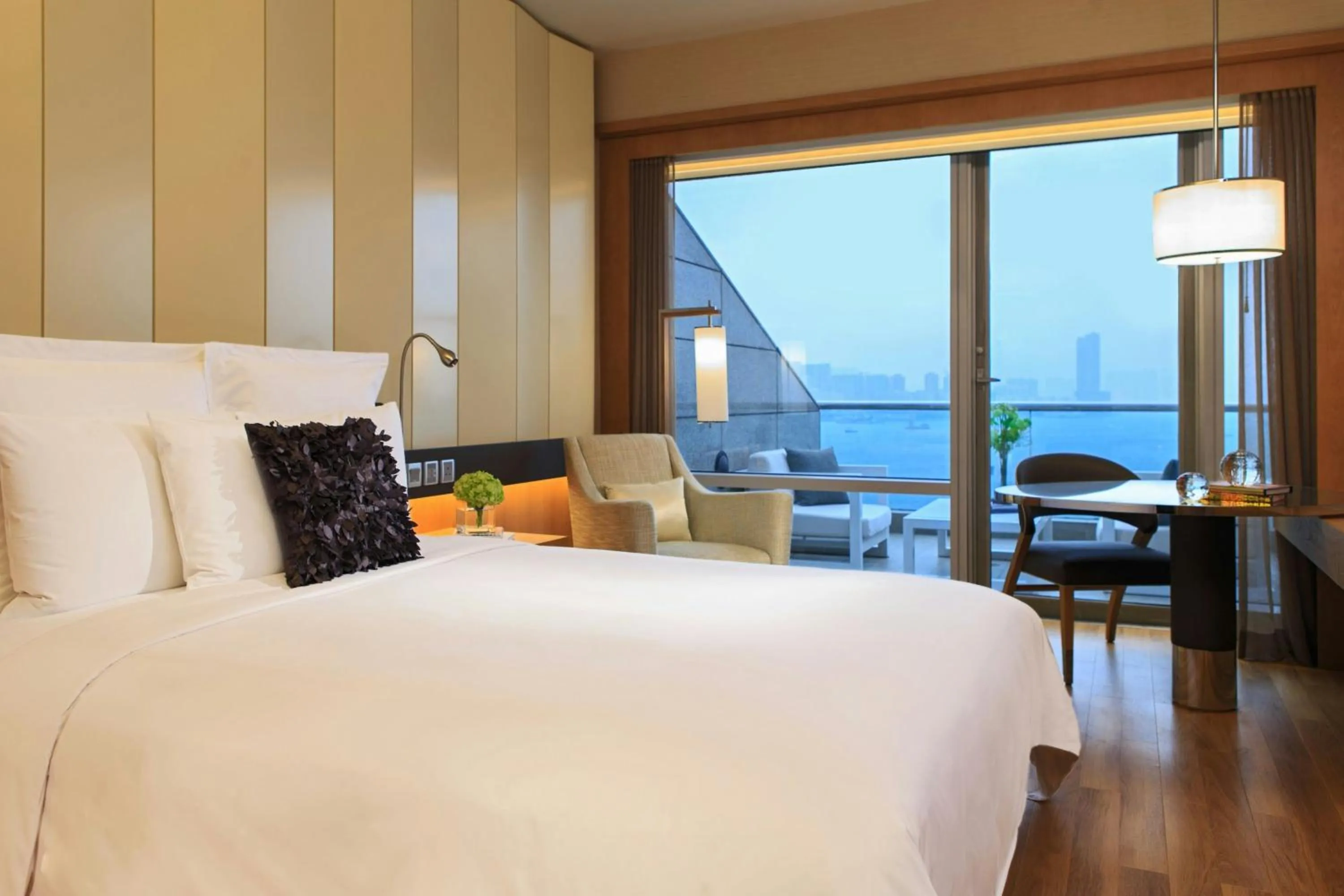 Photo of the whole room, Bed in Renaissance Hong Kong Harbour View Hotel