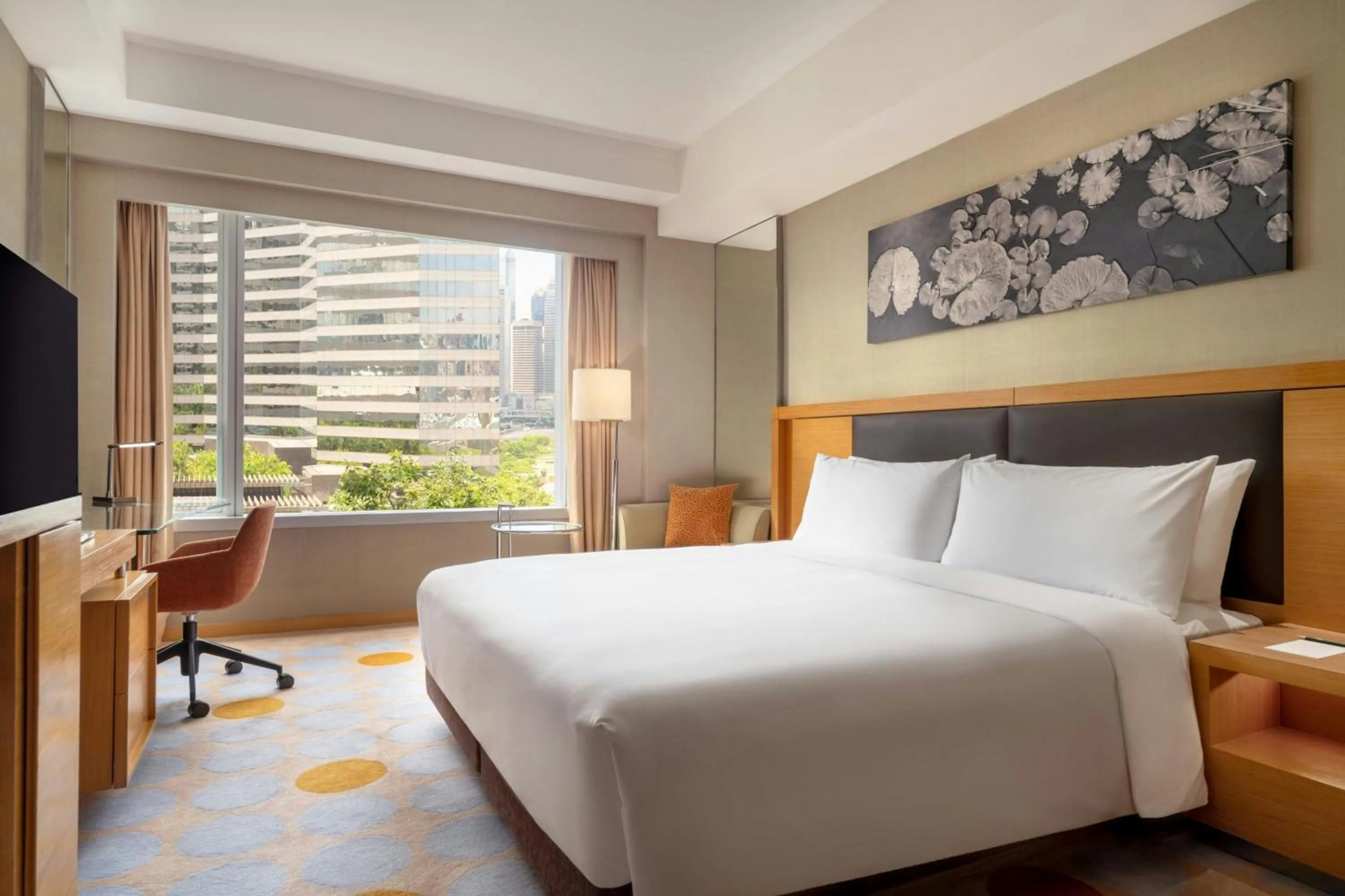 Photo of the whole room, Bed in Renaissance Hong Kong Harbour View Hotel