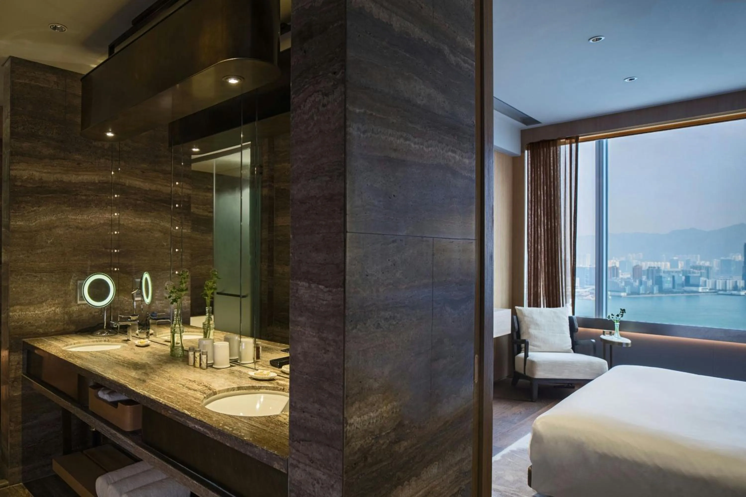 Bathroom, Bed in Renaissance Hong Kong Harbour View Hotel