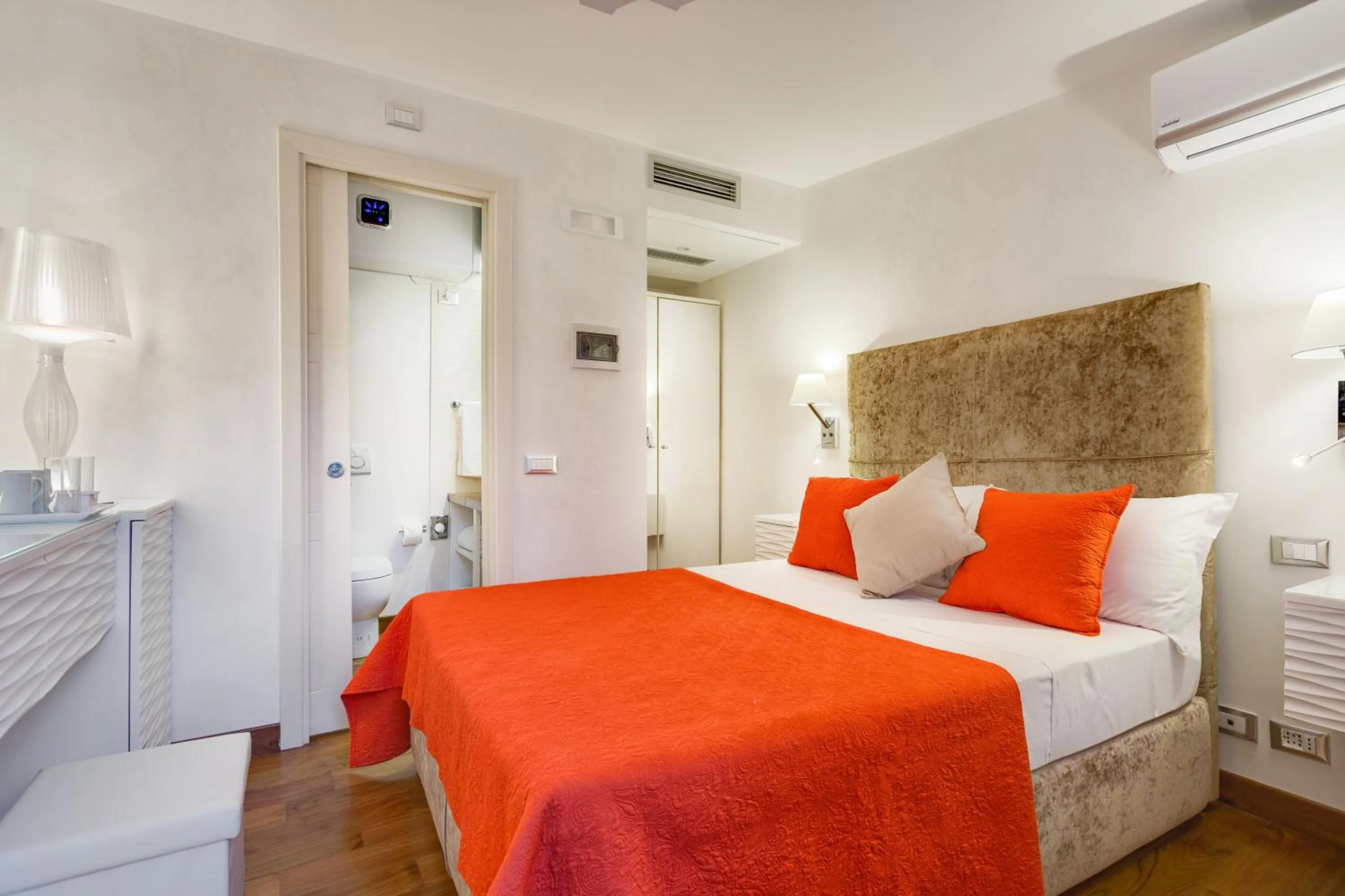 Photo of the whole room, Bed in Shali Luxury Suite Spagna