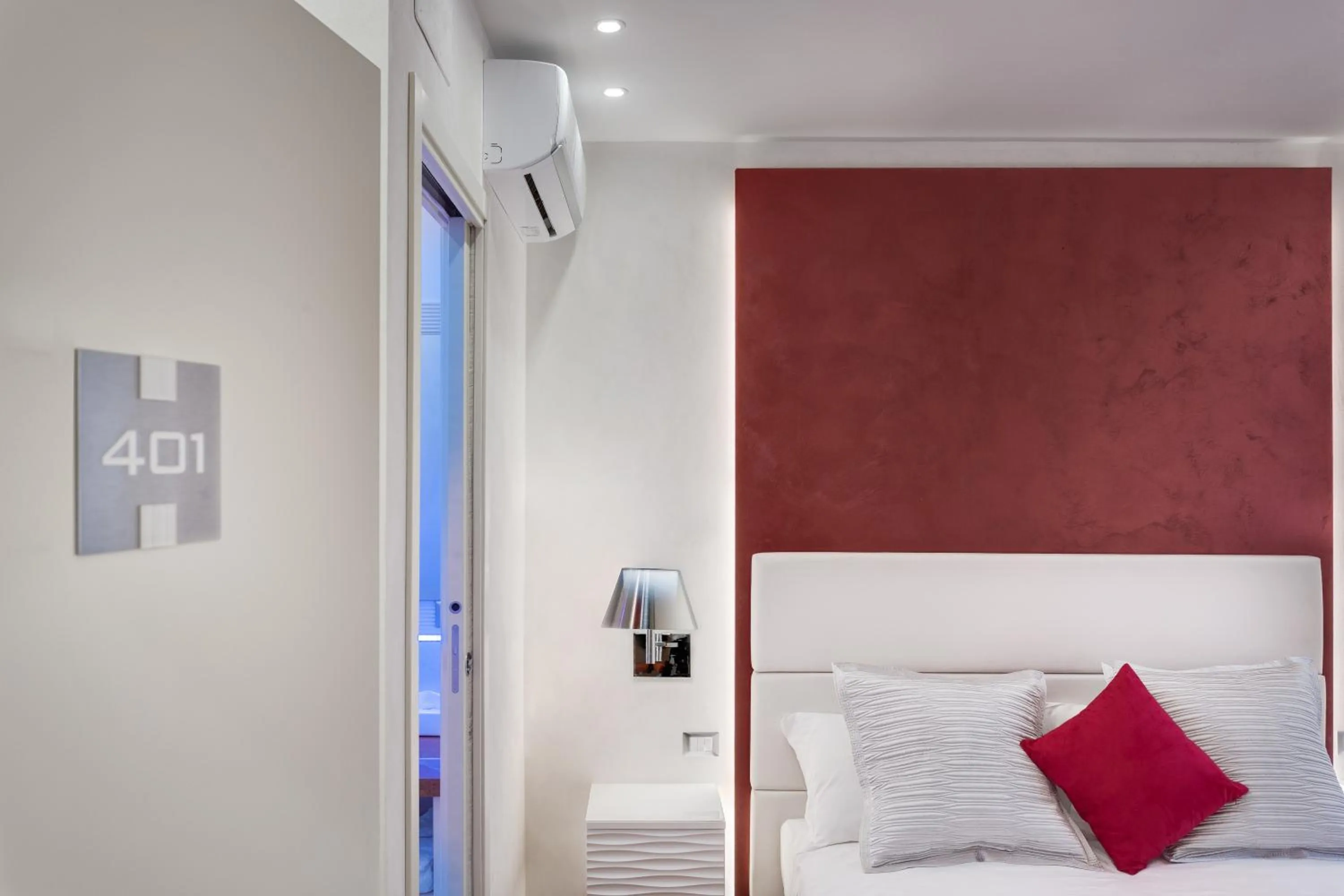 Decorative detail, Bed in Shali Luxury Suite Spagna