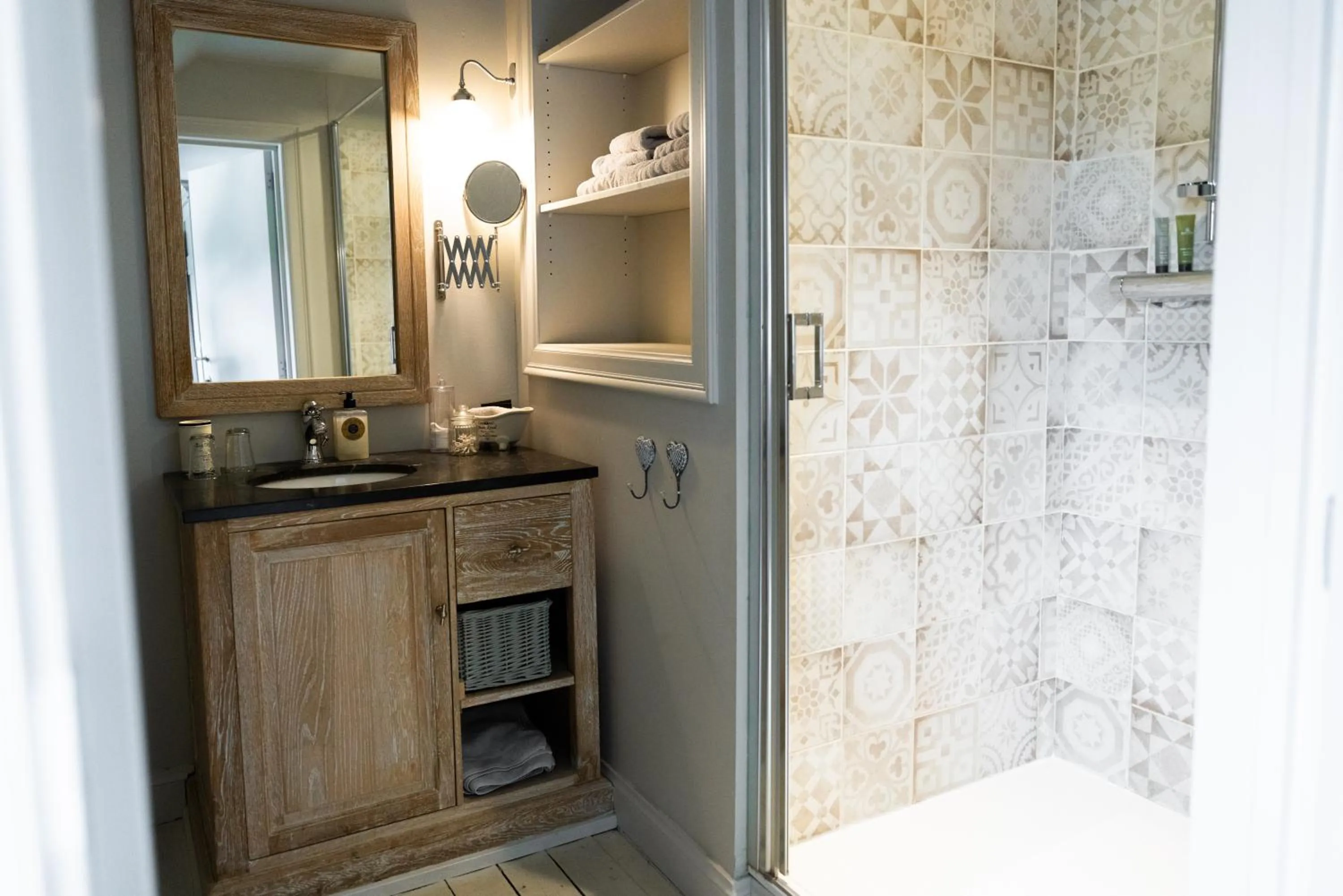 Shower in Porta Cité