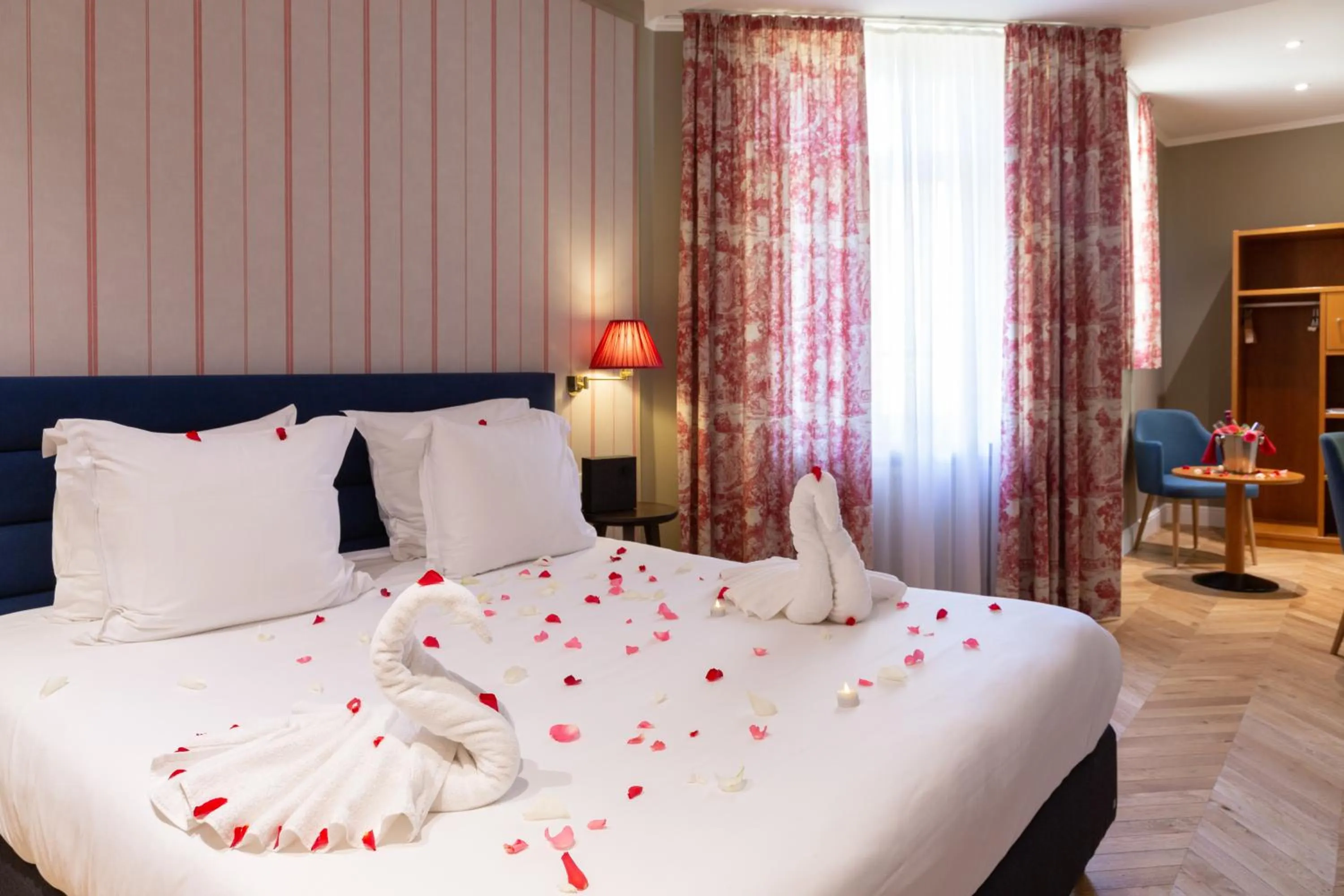 Decorative detail, Bed in Hotel Perrin - former Carlton