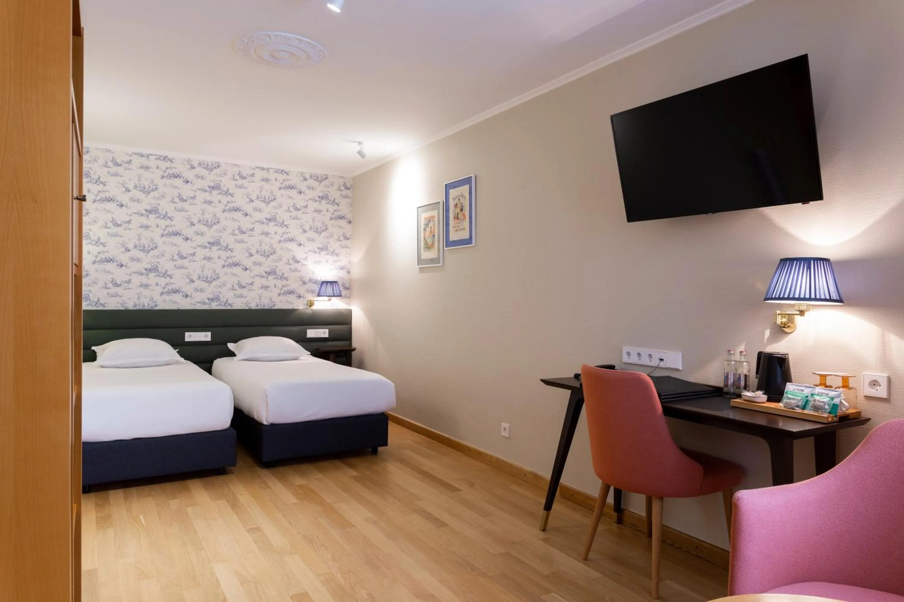 Bedroom, Bed in Hotel Perrin - former Carlton