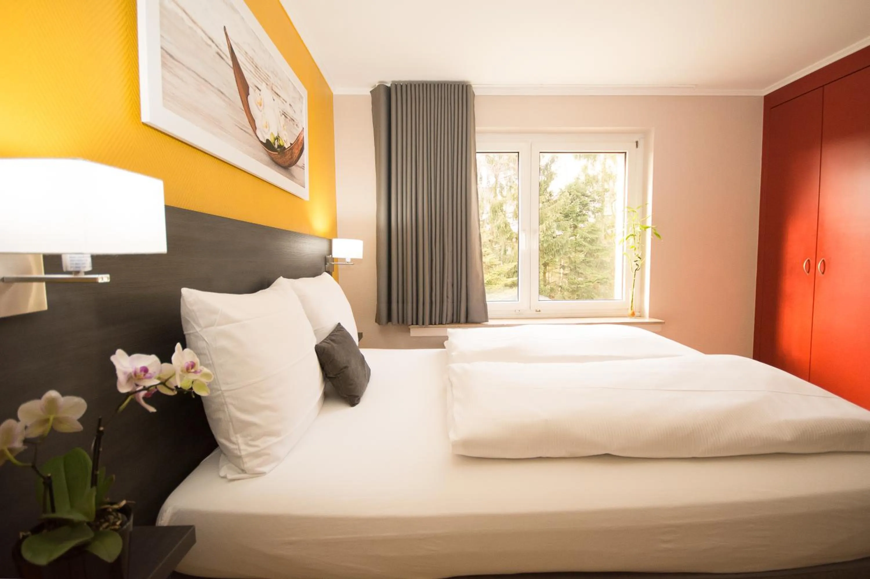 Photo of the whole room, Bed in BIVIUS Hotel Restaurant Luxembourg