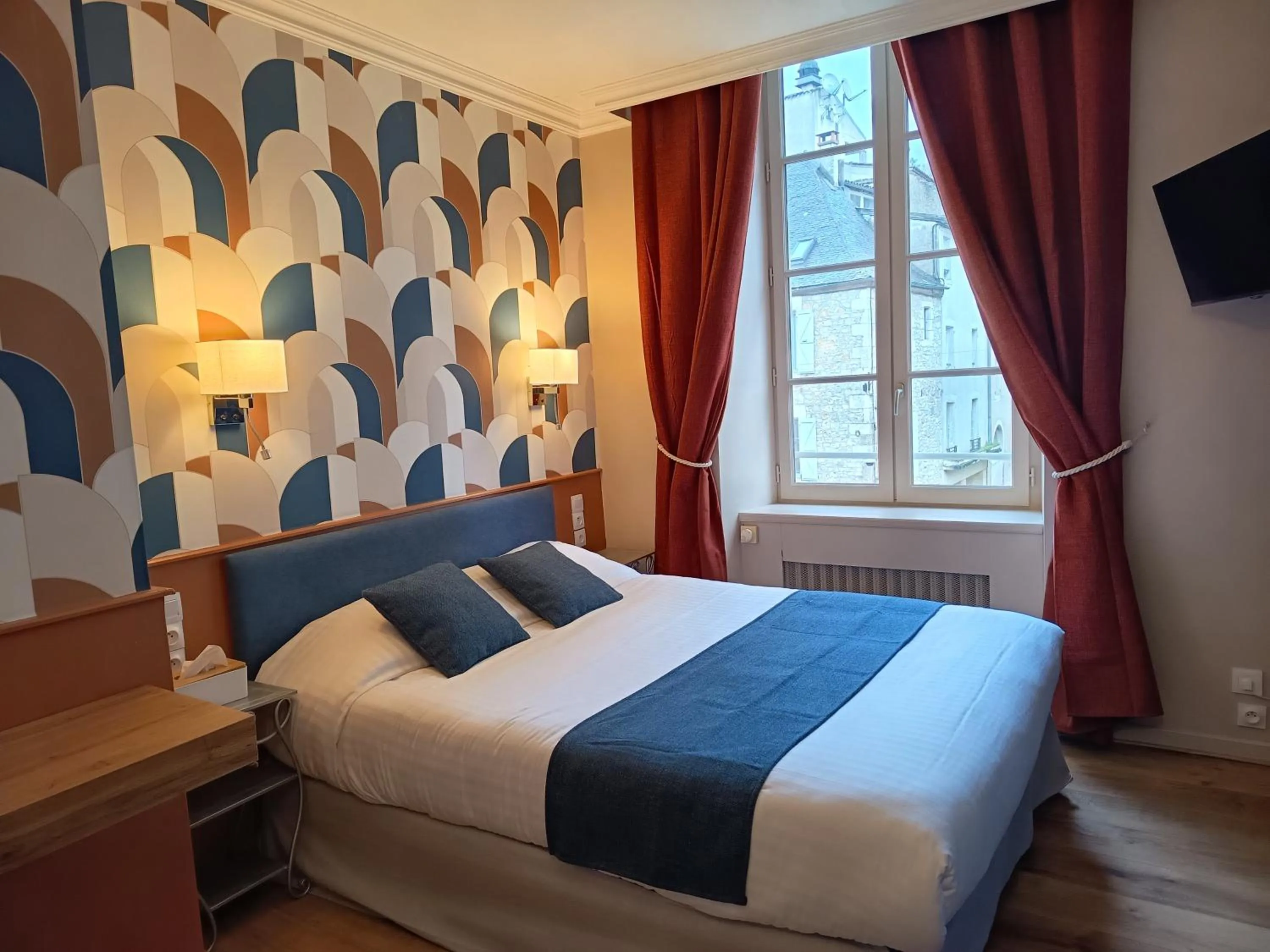 Photo of the whole room, Bed in Le Pavillon Saint-Martin