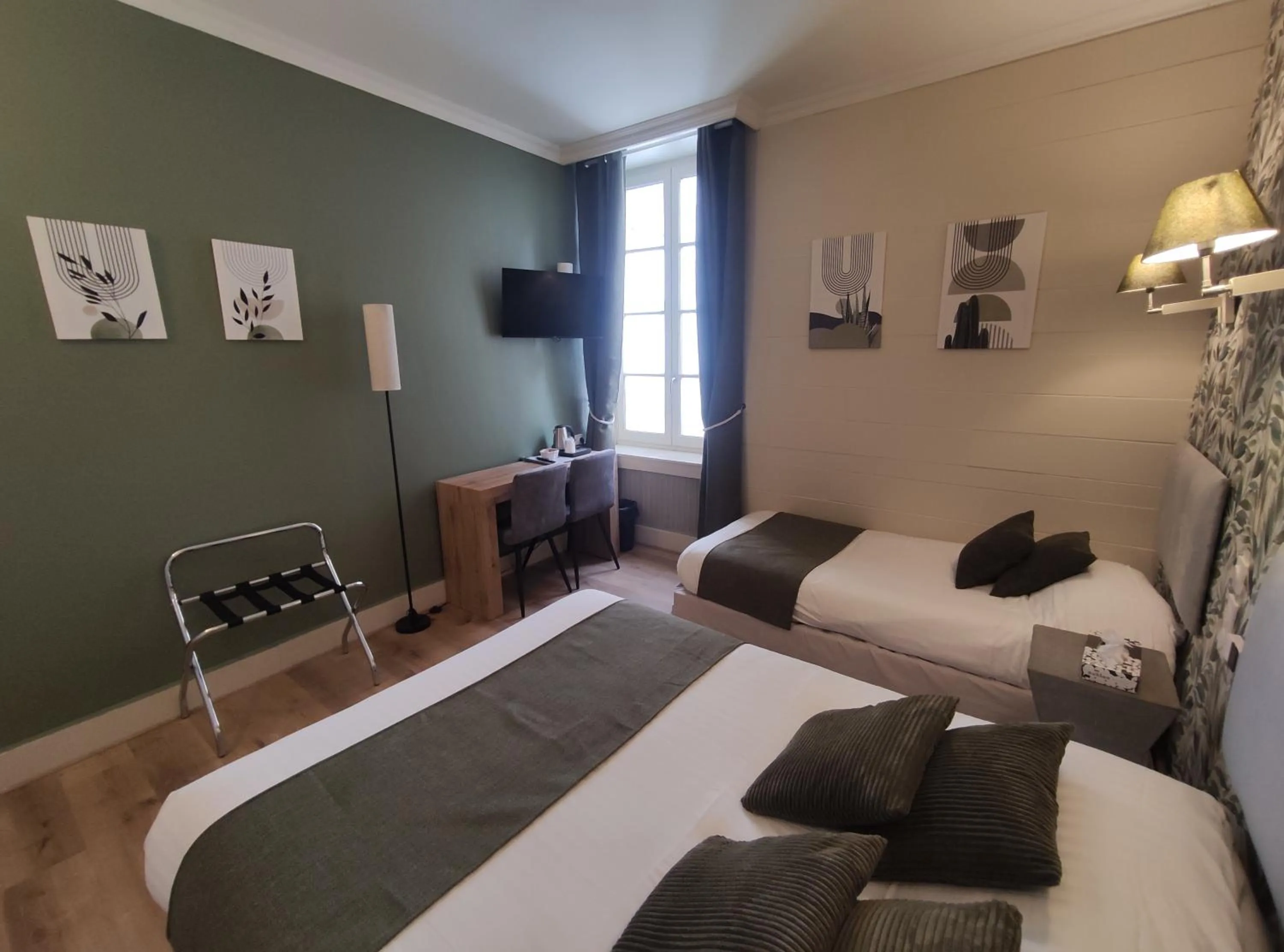 Photo of the whole room, Bed in Le Pavillon Saint-Martin