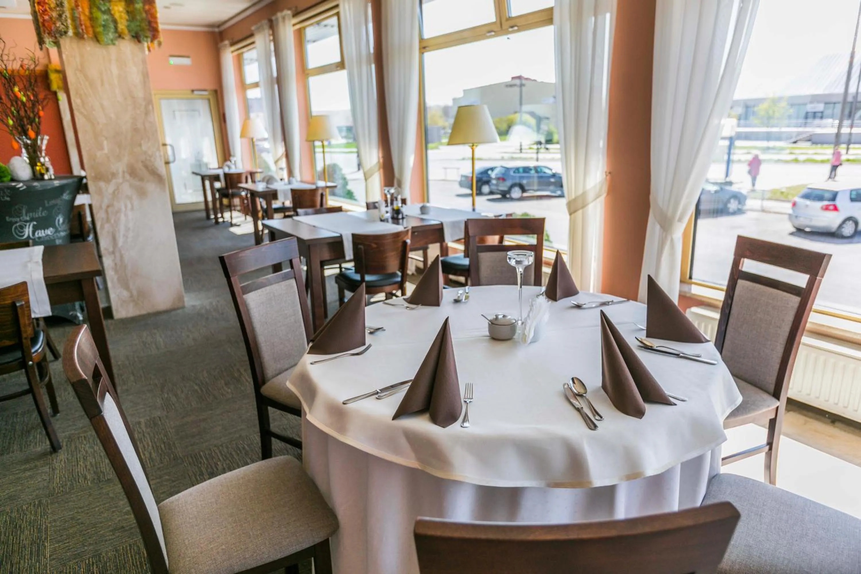 Restaurant/places to eat in Hotel Festival