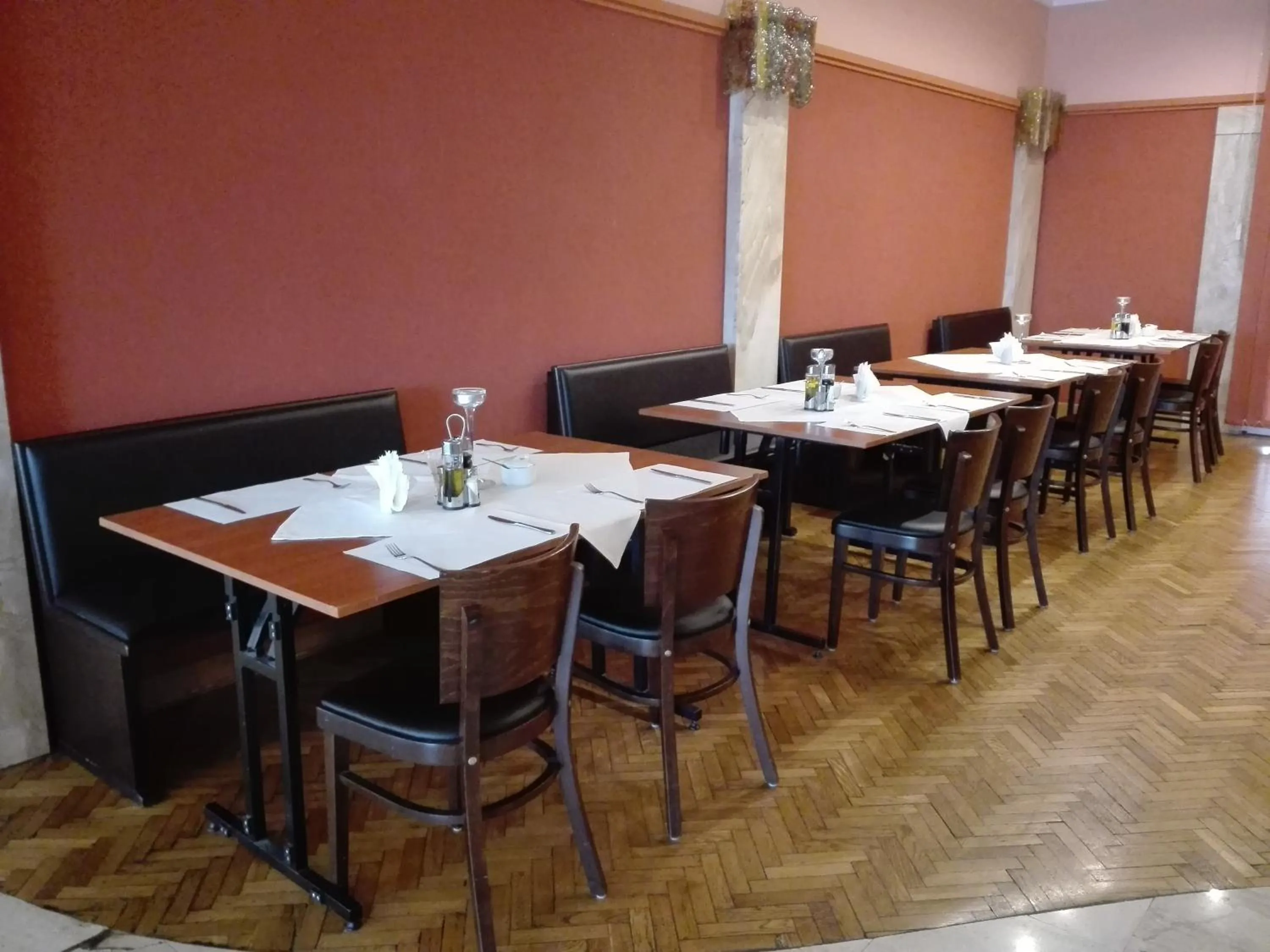 Restaurant/places to eat in Hotel Festival