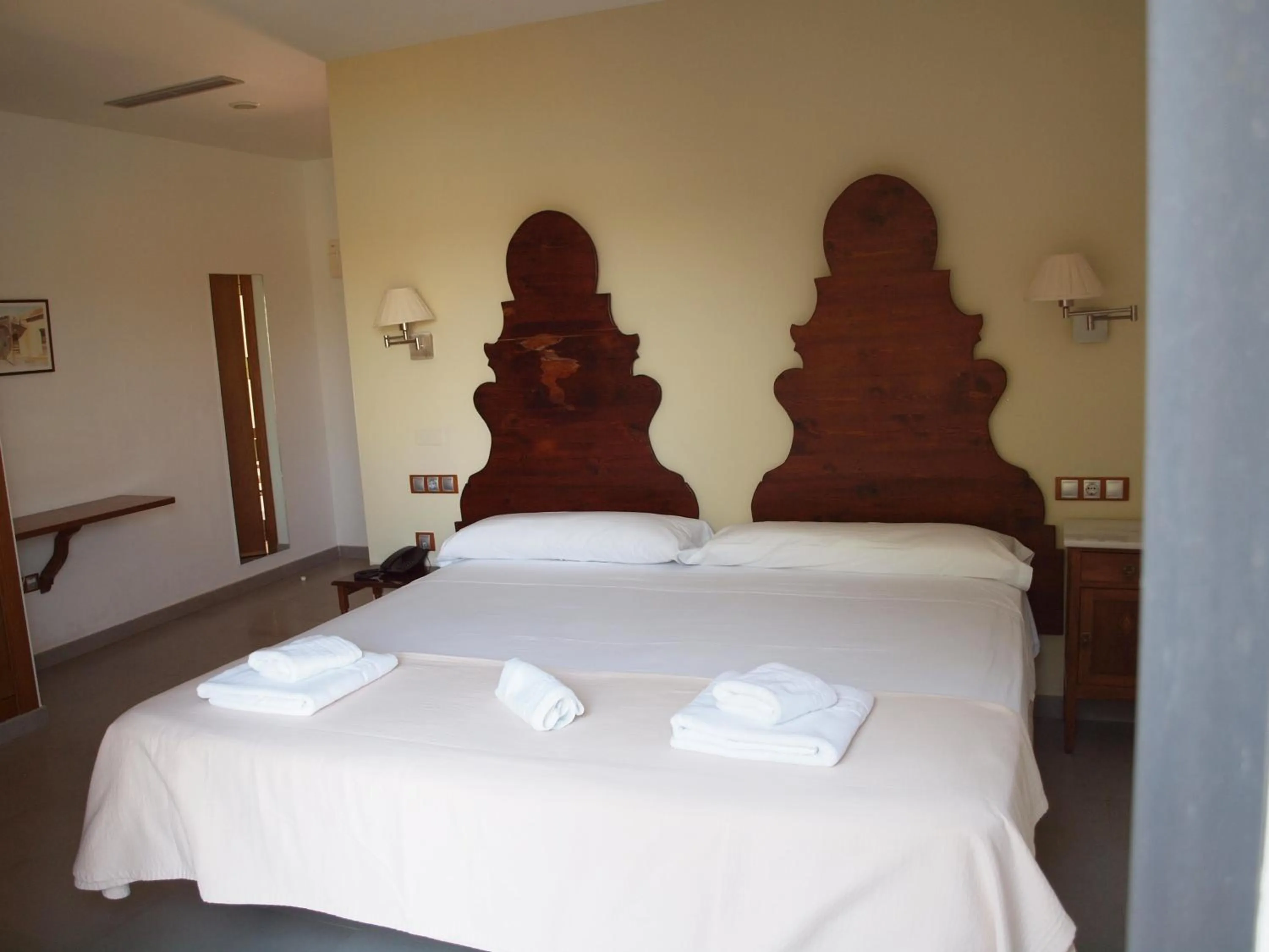 Double Room with Lake View in Hotel Rural La Alcanacia