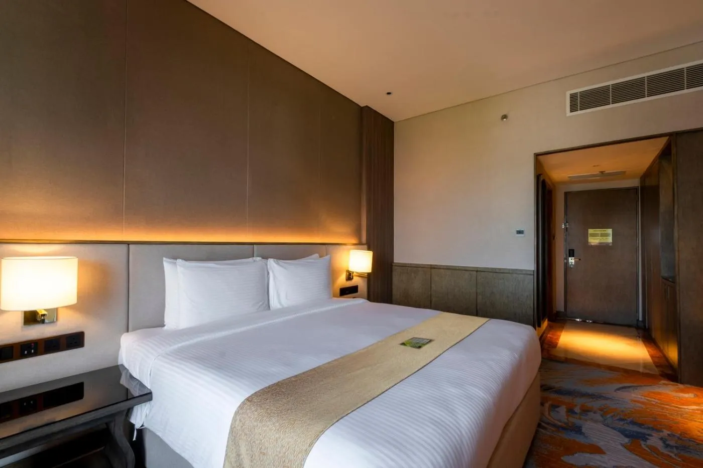 Bed in Waterfront Cebu City Hotel & Casino