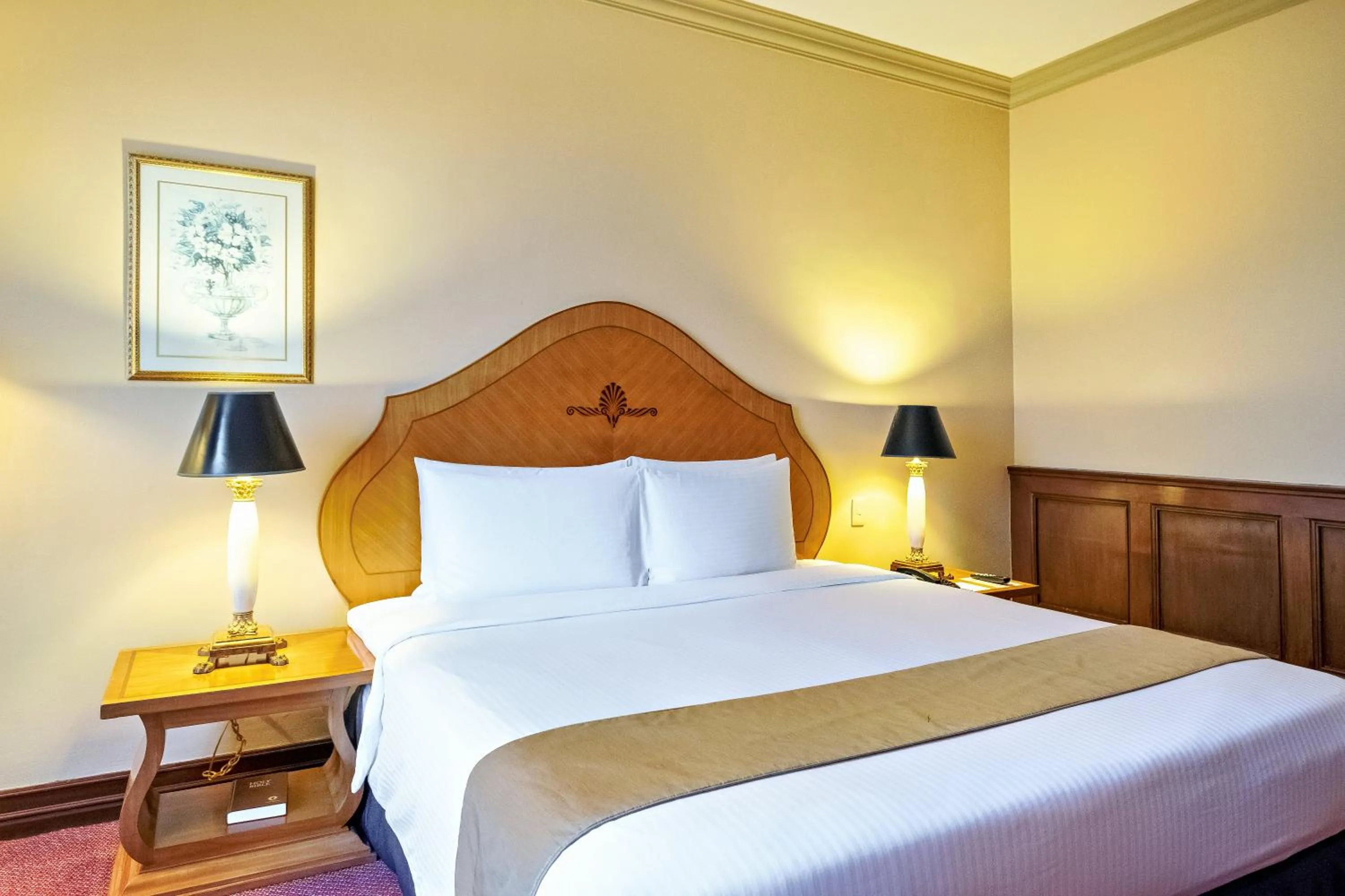 Bed in Waterfront Cebu City Hotel & Casino