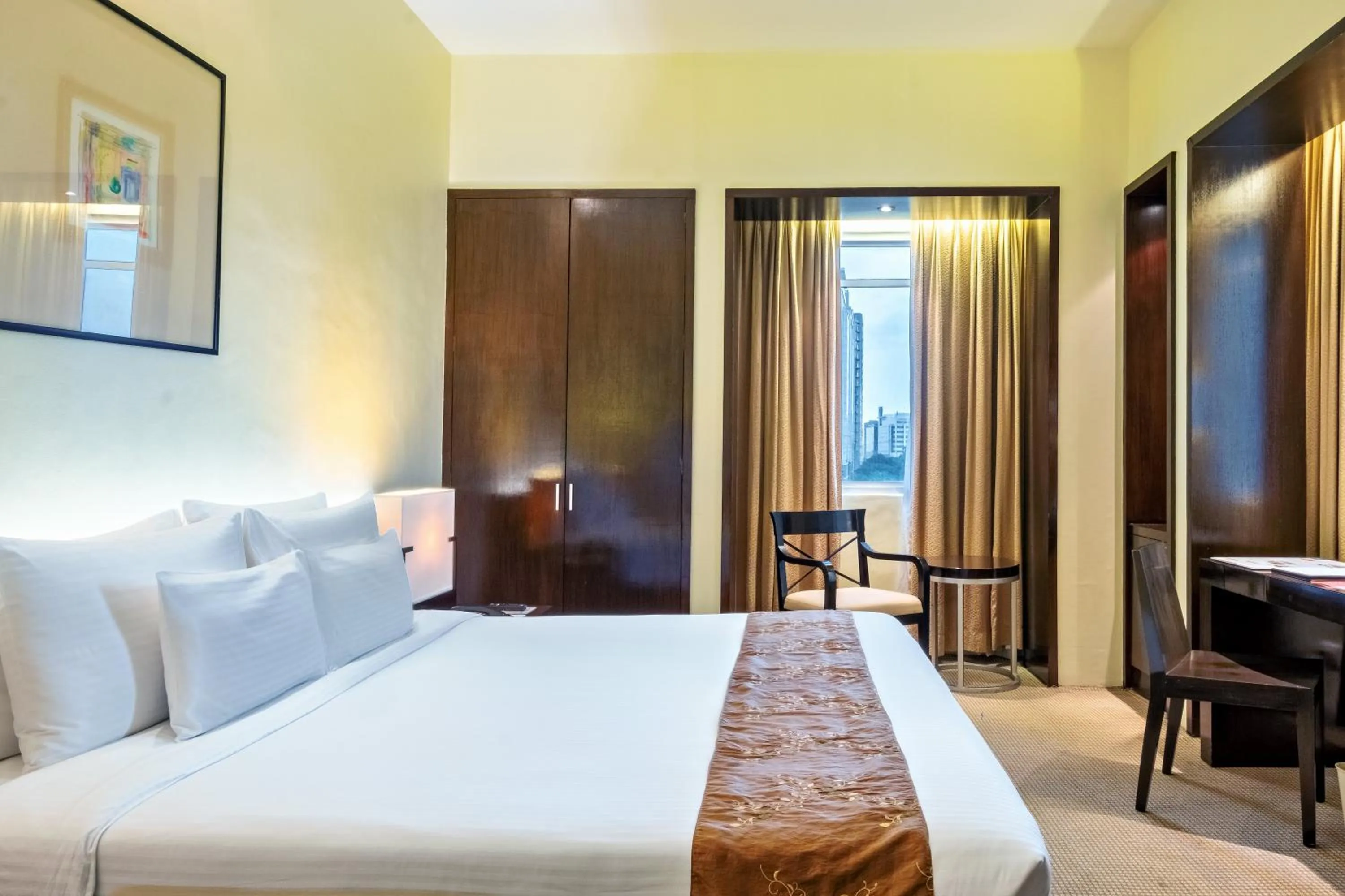 Bed in Waterfront Cebu City Hotel & Casino