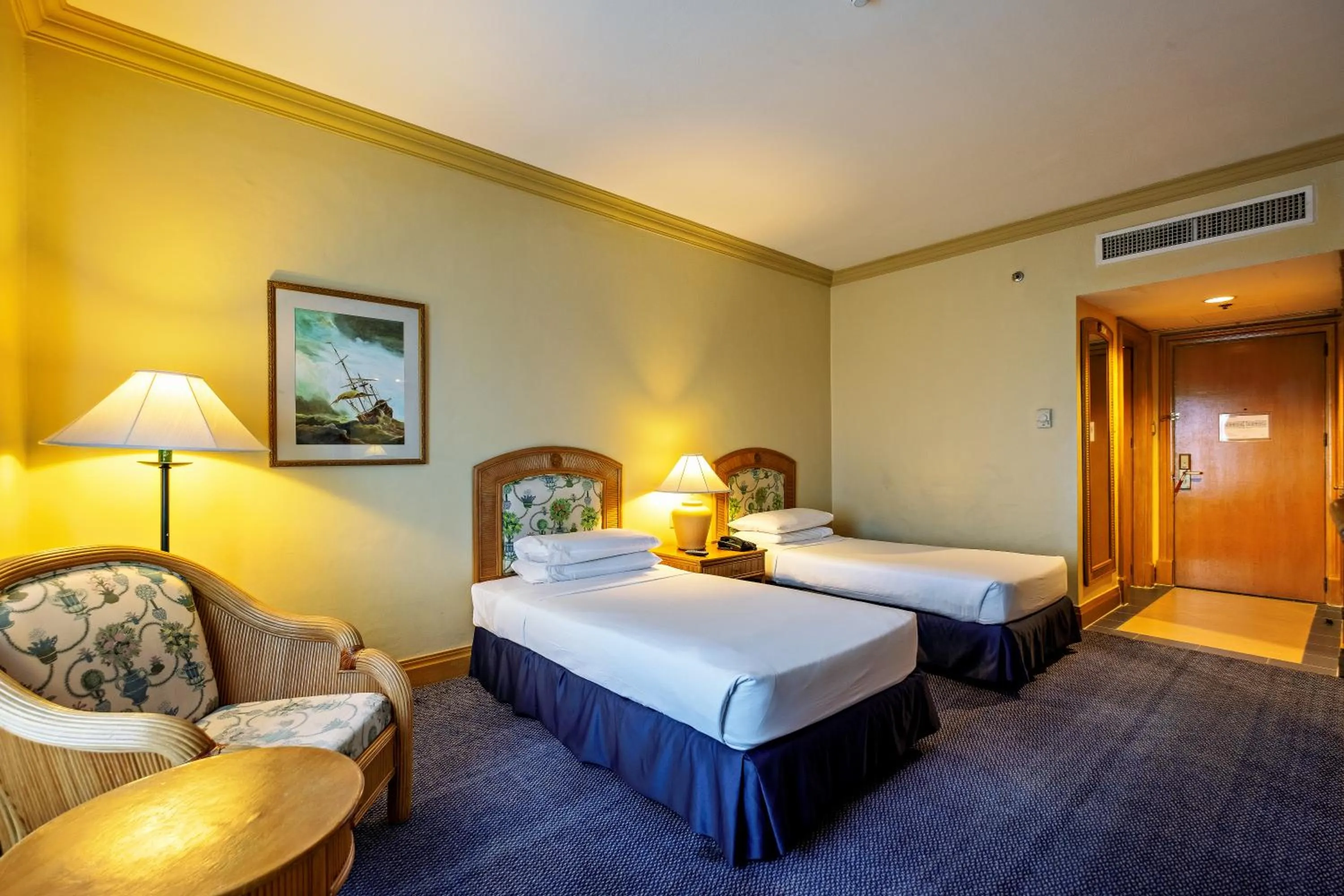 Bed in Waterfront Cebu City Hotel & Casino