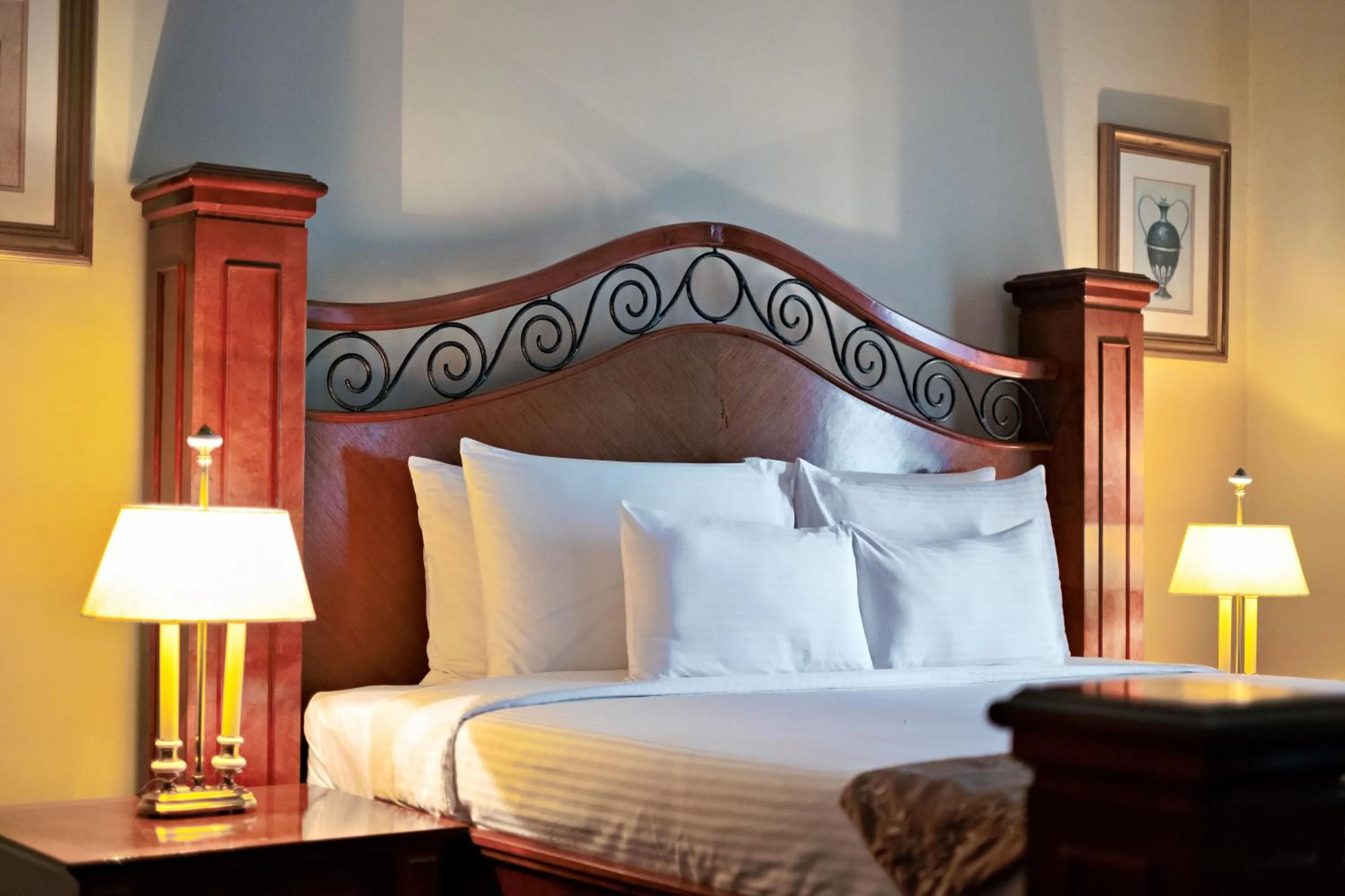 Bed in Waterfront Cebu City Hotel & Casino