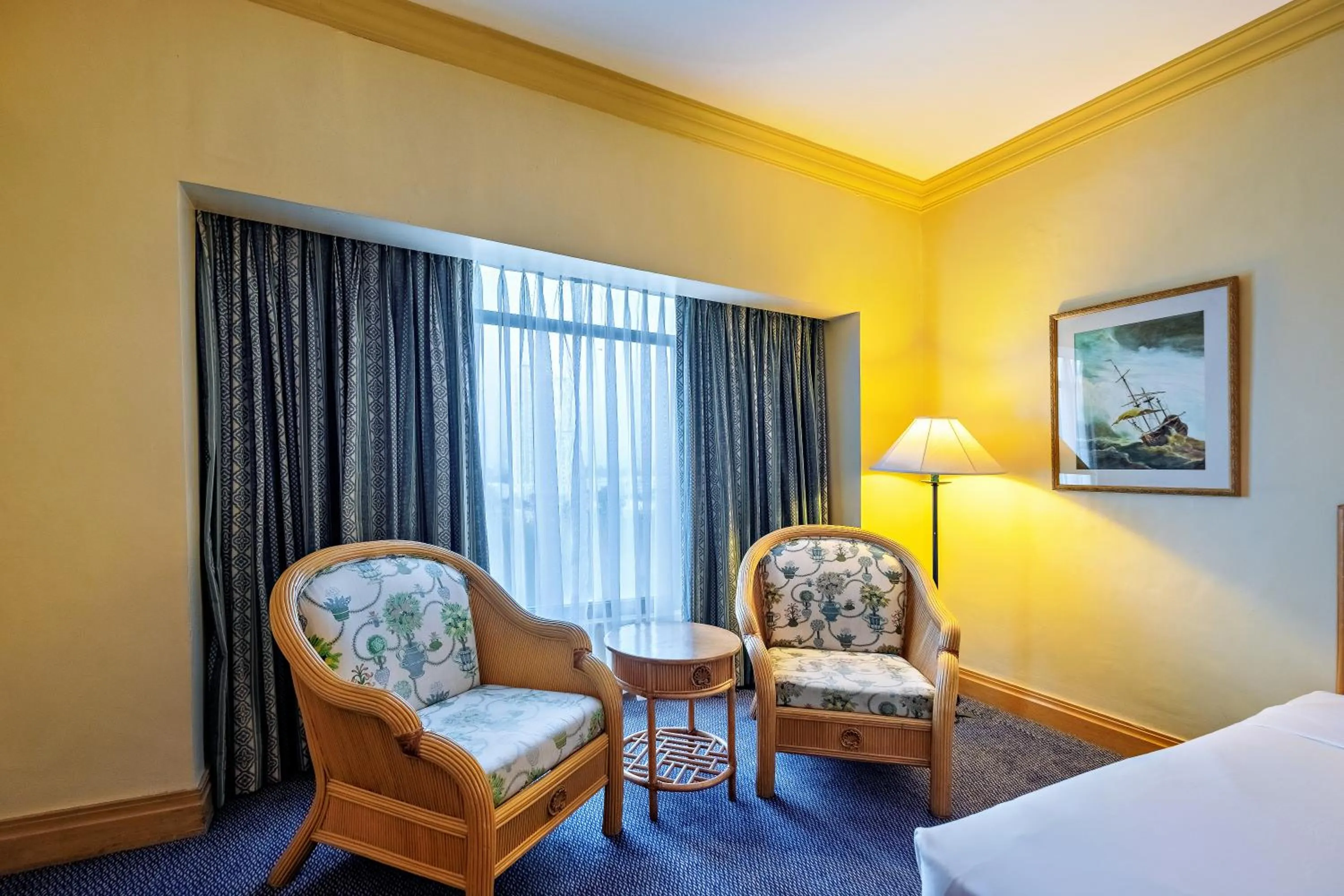 Seating area, Bed in Waterfront Cebu City Hotel & Casino