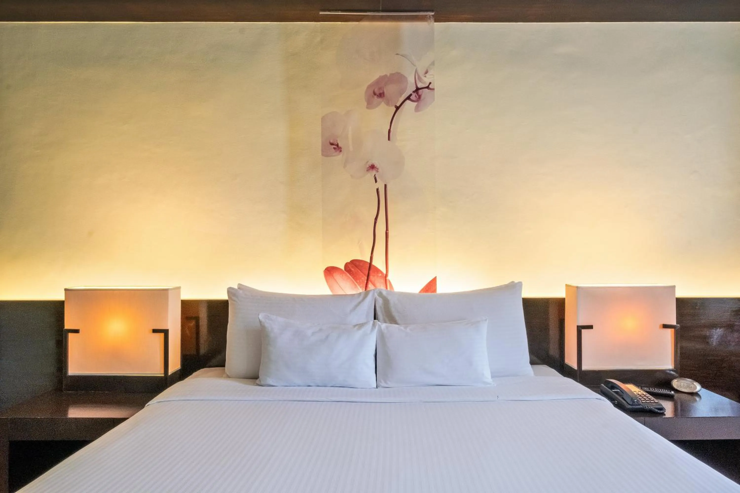 Bed in Waterfront Cebu City Hotel & Casino